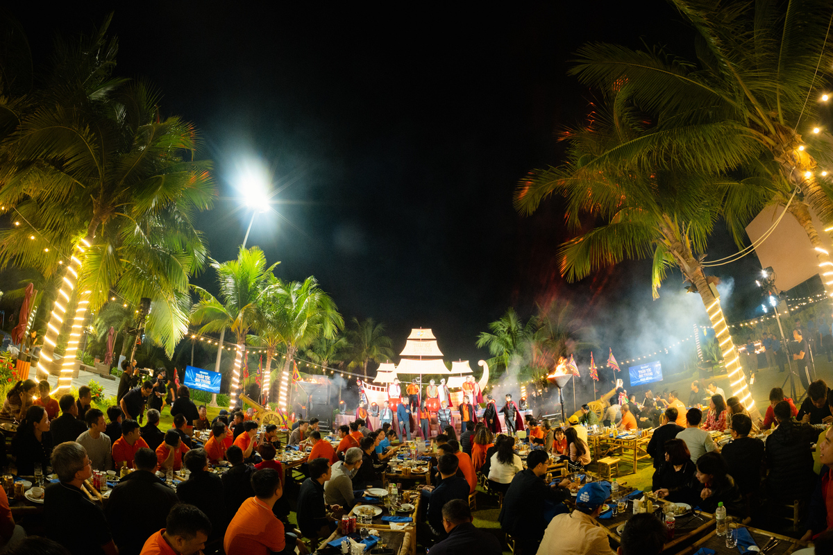 <p class="Normal" dir="ltr"> Đêm STCo được xem là “món ăn” tinh thần đặc sắc của mỗi kỳ Hội nghị Chiến lược FPT. Năm nay, sự kiện được xây dựng theo format “Đêm hội khao quân” dành cho các "tướng soái" nhà FPT, nhằm khích lệ tinh thần của anh chị em, sẵn sàng cho những bước đột phá trong giai đoạn sắp tới.</p> <p class="Normal" dir="ltr"> Đêm cuối cùng của HNCL &lpar;6/11&rpar; diễn ra trong không gian gợi nhớ đến khung cảnh làng xã xưa, vừa quen thuộc, vừa thân tình, đậm chất người FPT. Các đội tranh tài trong đêm STCo đã sẵn sàng để cống hiến những tiết mục biểu diễn chất lượng nhất.</p>