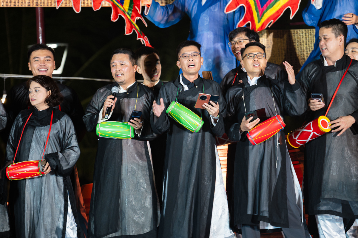 <p class="Normal" dir="ltr"> Khi ánh đèn sân khấu còn chưa kịp bật sáng, khán giả đã thấy những tà áo dài thấp thoáng di chuyển, cùng tiếng “trống cơm” quen thuộc vang lên - báo hiệu một tiết mục dân gian, nhưng không hề “cổ điển”. Đó chính là phần trình diễn đầy sáng tạo của đội Chiến Vô Lược với “Trống Chiến lược”. Trên nền nhạc “Trống cơm” du dương, đội mang đến một giai điệu mượt mà, tha thiết, như lời tri ân gửi tới thế hệ đi trước, những người đã dựng xây FPT hôm nay.</p>