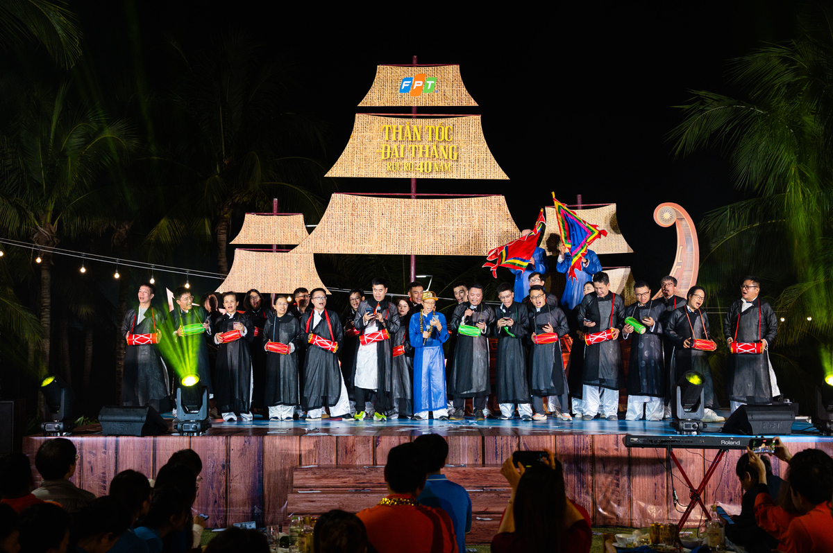 <p class="Normal" dir="ltr"> Không dừng ở đó, tiết mục nhanh chóng “bốc cháy” khi nhịp nhạc chuyển sang sôi động, thể hiện tinh thần tuổi trẻ FPT - dấn thân, sáng tạo, gìn giữ và tiếp nối truyền thống. Cao trào của màn diễn đến khi nghệ sĩ Khắc Thành xuất hiện trong áo dài, đeo xích vàng, đội mũ vàng, đọc rap “fast-flow” bất ngờ, đánh dấu lần đầu tiên anh hát rap trên sân khấu FPT.</p> <p class="Normal" dir="ltr"> Đặc biệt ấn tượng với rapper Khắc Thành, giám khảo Bùi Quang Ngọc, không giấu được vẻ ngạc nhiên pha lẫn thích thú. Nhạc sĩ Trương Quý Hải cũng dành những lời khen có cánh dành cho rapper mới có màn debut xuất sắc, đồng thời cũng bày tỏ ấn tượng với một nhân vật không hề kém cạnh khác - nghệ sĩ Khải Hoàn.</p>