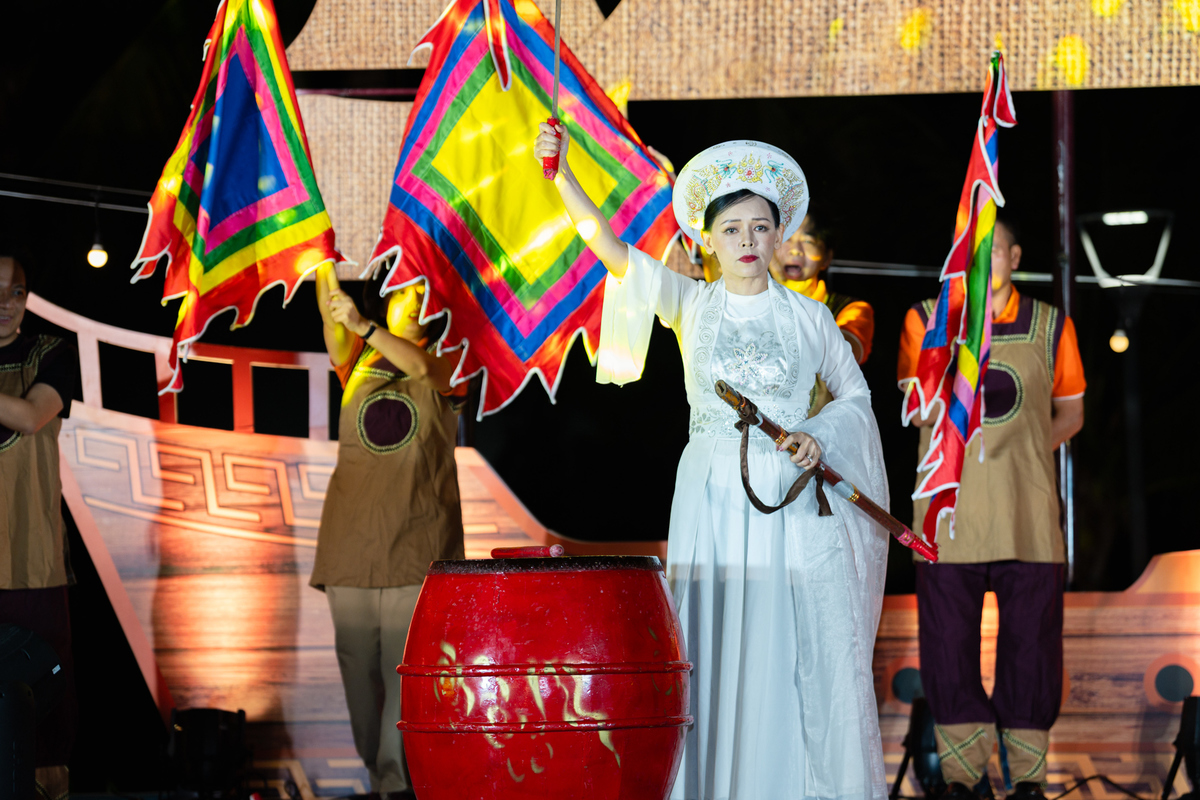 <p class="Normal" dir="ltr"> Một trong những tiết mục để lại dấu ấn đậm nét và cũng là tiết mục kết lại đêm hội STCo là phần trình diễn “Tiếng trống Mê Linh” của Trung đội A “Ai Cũng Sướng”. Tiết mục gây bất ngờ ngay từ giây phút mở màn với sự xuất hiện của Tổng Giám đốc FPT Nguyễn Văn Khoa trong vai Thi Sách và Chủ tịch nhà Bán lẻ Nguyễn Bạch Điệp trong vai Trưng Trắc. Sân khấu được dàn dựng công phu với cờ, trống, trang phục và đội hình hùng hậu, tái hiện khí thế “Mê Linh” một cách trang trọng.</p> <p class="Normal" dir="ltr"> Không chế lời, không hài hước phóng đại, Trung đội A lựa chọn cách “trở về nguyên thuỷ” - dùng giọng hát và diễn xuất để truyền tải cảm xúc. Sau khi kết thúc tiết mục, vẫn nguyên trạng thái vỡ oà cảm xúc, chị Nguyễn Bạch Điệp cho biết việc lựa chọn tiết mục là lời nhắc nhở rằng dù ở bất kỳ thời đại nào, yếu tố con người vẫn là cốt lõi. “Đó là sức mạnh trường tồn dân tộc và cũng là động lực để FPT tiếp tục tiến về phía trước”, chị chia sẻ đầy tâm huyết.</p>