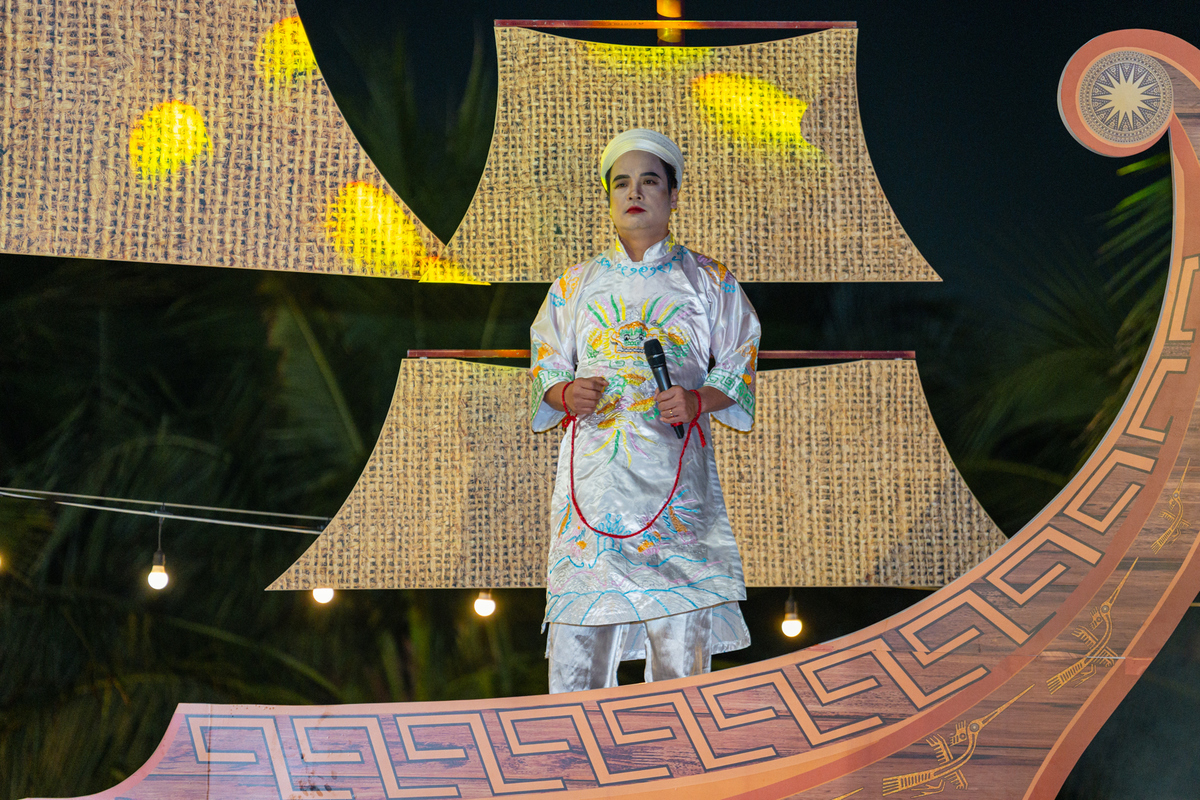 <p class="Normal" dir="ltr"> Phần trình diễn không chỉ nhận được cơn mưa lời khen từ Ban Giám khảo, mà còn khiến người hâm mộ thổn thức khôn nguôi. Anh Trương Gia Bình tâm đắc: “Quá xuất sắc. Tôi xem mà thấy thương. Khẩu hình và biểu cảm của cặp đôi nam - nữ chính rất ‘đã’, hòa quyện hoàn toàn với âm nhạc”. Còn nhạc sĩ Trương Quý Hải bày tỏ, đây là một trong những tiết mục mang tính sân khấu nhất từ đầu chương trình đến giờ, đúng chuẩn nghệ thuật truyền thống và có chiều sâu cảm xúc.</p> <p class="Normal" dir="ltr"> Kết lại, anh Trương Gia Bình khẳng định: “Trong 37 năm qua đã có rất nhiều tiết mục STCo. Nhưng phần trình diễn hôm nay sẽ đi vào lịch sử STCo. Một tiết mục duy nhất không cần gây cười mà vẫn rất… STCo”.</p>