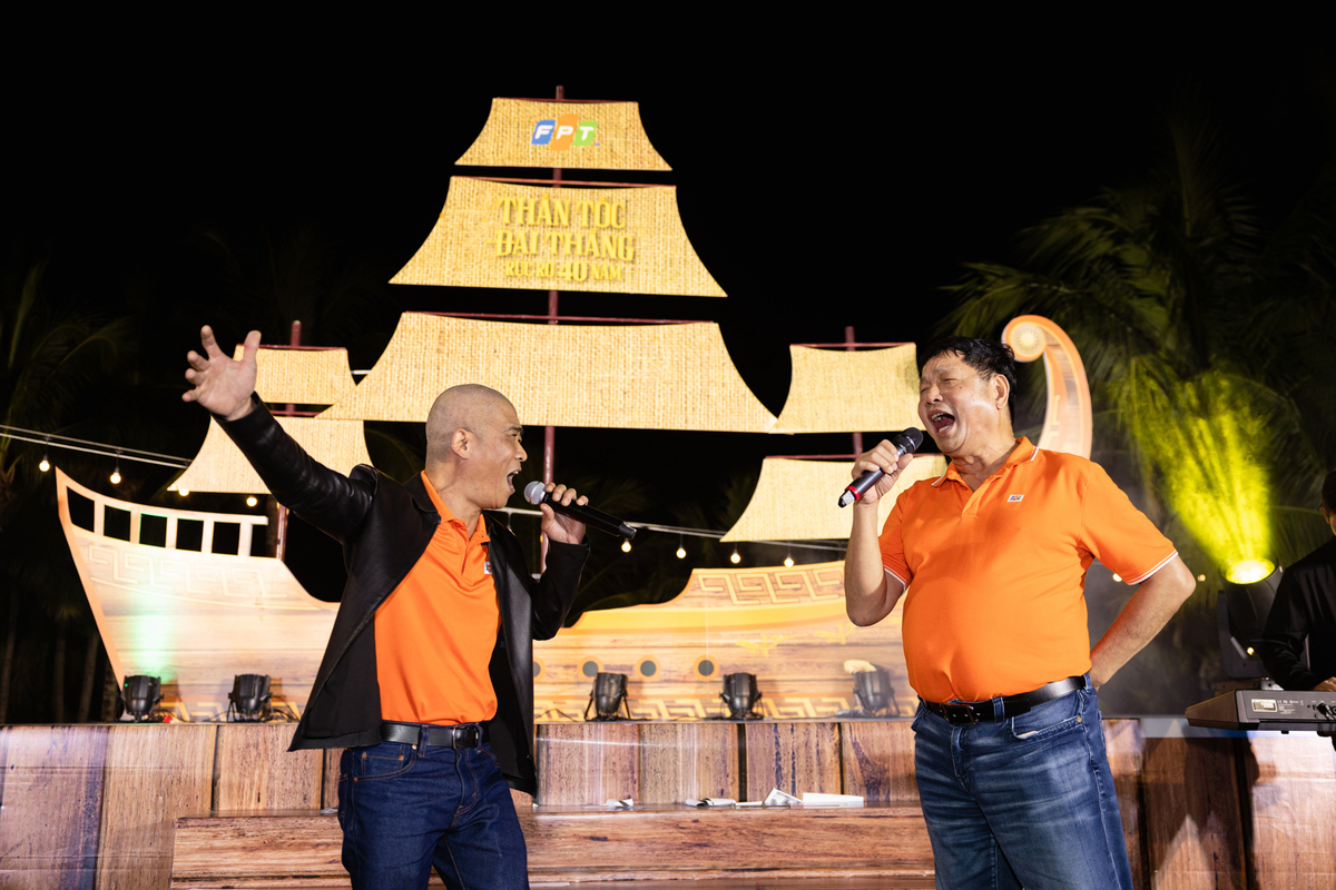 <p class="Normal" dir="ltr"> Tiếp nối “Đêm hội khao quân”, toàn bộ đại biểu đã cùng hòa giọng với các bài hát truyền thống của FPT, như Đoàn FPT, Cồn ca, FPT - Dòng sông lời thề… với sự dẫn dắt của anh Trương Gia Bình - Chủ tịch HĐQT FPT, anh Đỗ Cao Bảo - Ủy viên HĐQT FPT, nhạc sĩ Trương Quý Hải, nghệ sĩ FPT Sáng lòa, Trưởng ban Văn hóa đoàn thể FPT Nguyễn Thành Hưng.</p>