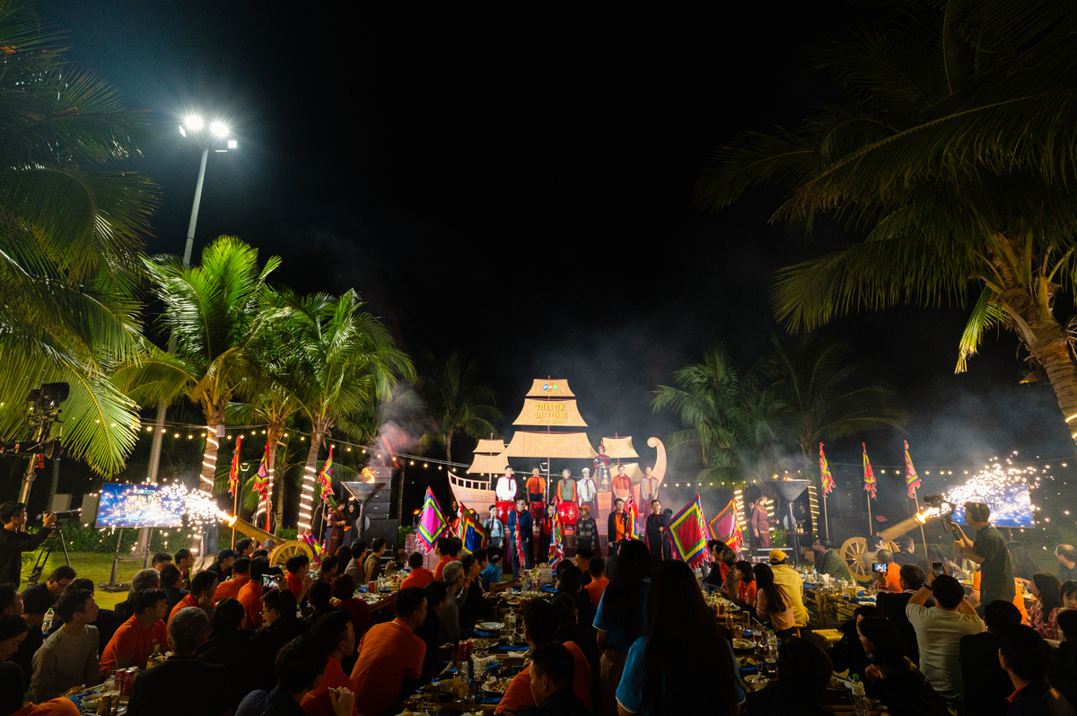 <p class="Normal" dir="ltr"> Trong trang phục chủ tướng, Chủ tịch HĐQT FPT Trương Gia Bình, Phó Chủ tịch HĐQT FPT Bùi Quang Ngọc, Ủy viên HĐQT FPT Đỗ Cao Bảo, Tổng Giám đốc FPT Nguyễn Văn Khoa cùng các lãnh đạo Tập đoàn và Chủ tịch các công ty thành viên &lpar;CTTV&rpar; bước lên sân khấu cùng thực hiện nghi thức hiệu triệu các hào kiệt, sẵn sàng tham gia các “trận đánh lớn” của nhà FPT. “Hôm nay cùng thắp sáng ngọn lửa FPT, ngọn lửa của sự đột phá. Cùng nhau nâng cao ngọn cờ, khắc ghi một sứ mệnh mới”. Ngay sau đó là khoảnh khắc pháo hiệu được bắn, tiếng tù và vang lên, ngọn đuốc bùng cháy như lời hiệu triệu ba quân đầy khí thế.</p>