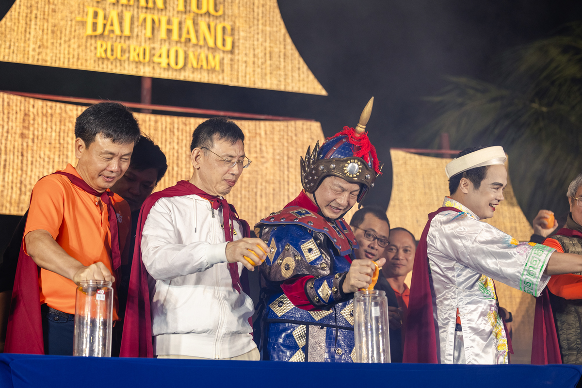 <p class="Normal" dir="ltr"> Học theo tích xưa “Trần Quốc Toản bóp nát trái cam, quyết tâm đánh giặc Mông Nguyên tại bến Bình Than”, toàn bộ thành viên trong Ban lãnh đạo Tập đoàn và CTTV đã thực hiện nghi thức “Bóp cam, lập thệ” như lời cam kết cao nhất trong việc thực thi các chiến lược của FPT trong giai đoạn 2026-2028. Ngay sau đó, các thành viên đã cùng nhau nâng chén rượu mừng công và hô khẩu hiệu: “FPT - Thần tốc”, “FPT - Đại thắng”, “FPT - Rực rỡ 40 năm”.</p>