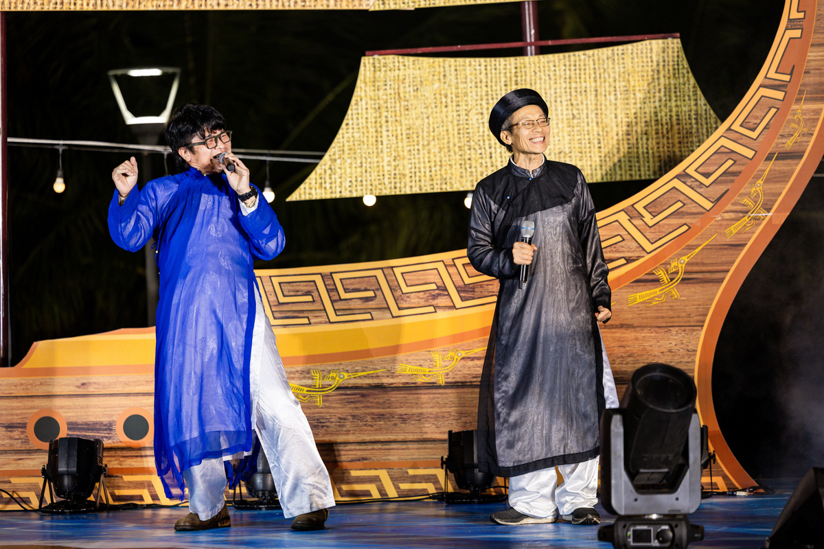 <p class="Normal" dir="ltr"> Tương tự thể thao, Hội diễn STCo cũng được chia thành 4 trung đội: Trung đội A “Ai Cũng Sướng”, Trung đội B “Bình Không Bình Bình”, Trung đội C “Chiến Vô Lược”, Trung đội D “BMW”. Ban “cầm cân nảy mực” được công bố là anh Trương Gia Bình - anh Bùi Quang Ngọc - anh Đỗ Cao Bảo và nhạc sĩ Trương Quý Hải.</p> <p class="Normal" dir="ltr"> Hội diễn STCo của HNCL năm nay mở màn bằng tiết mục mashup nhạc chế trên nền hai làn điệu quen thuộc Trống cơm và Lý cây đa. Màn trình diễn do Viện sĩ FPT Khắc Thành kết hợp cùng nghệ sĩ Sáng Lòa đảm nhiệm, mang đến không khí tươi tắn và đầy tiếng cười. Với phong thái hóm hỉnh vốn có, lời mới của ca khúc được viết lại theo tinh thần thời đại AI, xoay quanh khẩu quyết “AI Đỉnh - Đỉnh AI”. Điểm nhấn của phần biểu diễn còn đến từ lối hát chèo đặc trưng, duyên dáng mà Viện sĩ FPT Khắc Thành thể hiện.</p>