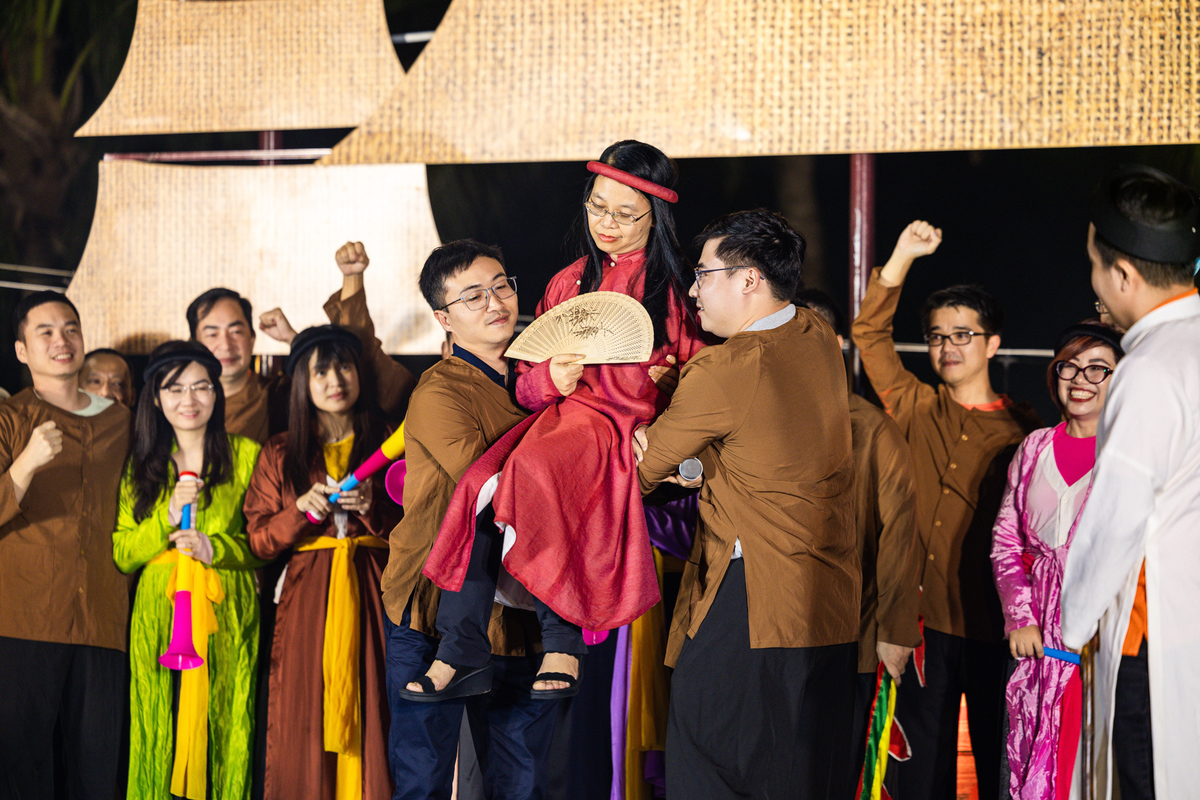 <p class="Normal"> Trung đội “Bình Không Bình Bình” mang đến sân khấu STCo tiết mục giàu năng lượng và đầy sáng tạo “40 năm Đại thắng”, tái hiện không khí FPT đang “nén mình” trước cú bứt phá lớn hướng tới năm 2028, dấu mốc chuẩn bị cho chặng đường rực rỡ 40 năm. Lấy bối cảnh toàn FPT đang ráo riết làm chiến lược, tiết mục mở màn bằng nhịp điệu dồn dập - hình ảnh những người FPT giữa bộn bề dự án, công việc nối tiếp công việc. Trên nền bản remix độc đáo, nhóm khéo léo thể hiện sự đối lập giữa trầm tĩnh - bùng nổ, truyền thống - hiện đại, giữa “chiến lược suy ngẫm” và “hành động thần tốc”.</p>