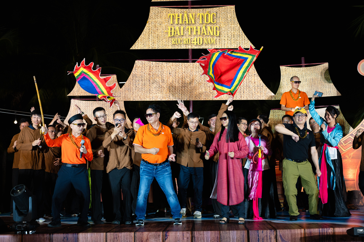 <p class="Normal" dir="ltr"> Kết tiết mục, cả đội hòa giọng trong ca khúc “Người FPT” phiên bản STCo, hướng về mục tiêu “40 năm Đại thắng” - khép lại màn biểu diễn trong tiếng reo hò và vỗ tay không ngớt. Hình ảnh Phó Tổng giám đốc FPT Nguyễn Thế Phương “diễn như không diễn” trong tư thế vung tiền, bên cạnh là màn phụ trợ duyên dáng của Tổng giám đốc FPT Online Ngô Mạnh Cường và Tổng giám đốc FPT Retail Hoàng Trung Kiên đã trở thành điểm nhấn hài hước nhưng giàu ẩn ý về khí thế chiến thắng.</p> <p class="Normal" dir="ltr"> Tiết mục được thể hiện vô cùng đặc sắc khiến giám khảo Bùi Quang Ngọc không tiếc lời khen ngợi. “Đội này tôi thấy đông người, nhảy múa tưng bừng, mặt mũi hớn hở, phấn khởi, thể hiện đúng tinh thần thắng lợi của Hội nghị Chiến lược”. Trong khi đó, nhạc sĩ Trương Quý Hải đánh giá cao sự chỉn chu và nhiệt huyết: “Tiết mục có bố cục chặt chẽ, tinh thần rực lửa. Rất hay!”.</p>