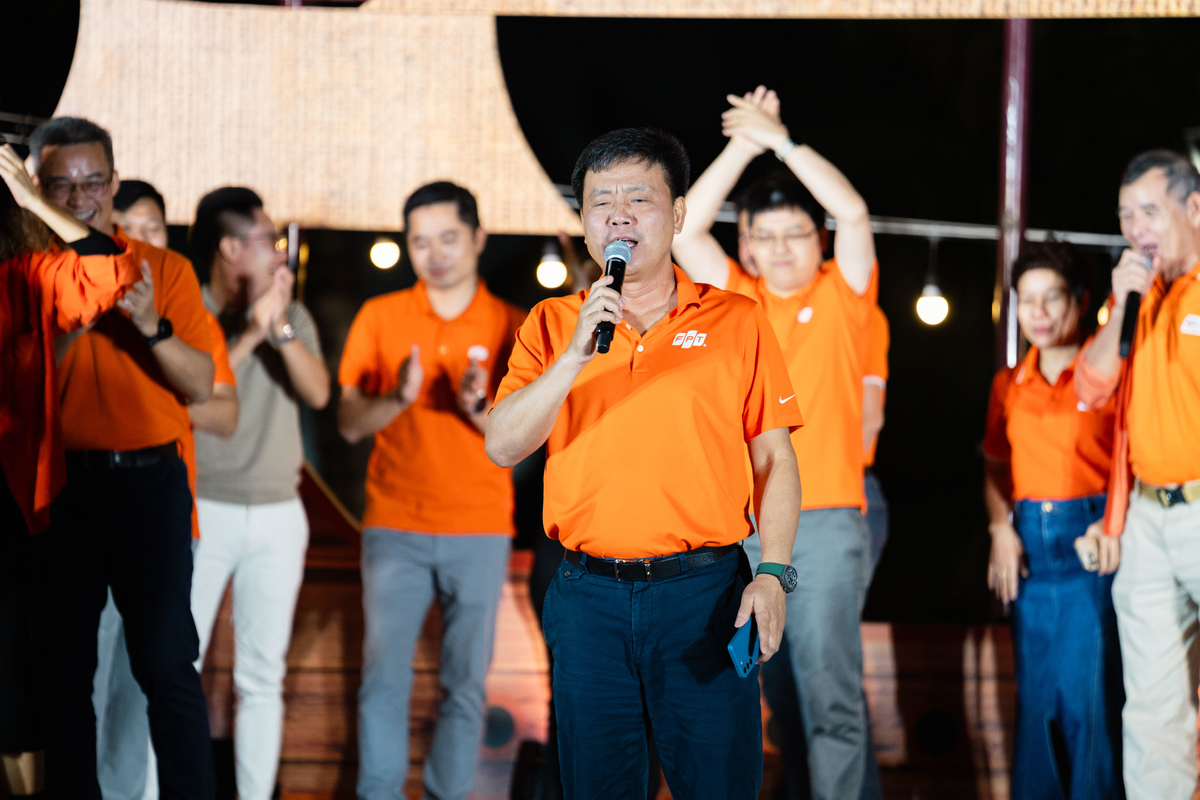 <p class="Normal" dir="ltr"> Tiếp nối tiết mục mở màn, Trung đội D “BMW” bước lên sân khấu với "Tỷ đô hò dô ta”, đem lại một màu sắc hoàn toàn khác: mộc mạc, phóng khoáng nhưng không kém tiếng cười. Theo Trung đội trưởng Phạm Minh Tuấn, do yêu cầu tiết kiệm chi phí, mặt nạ là đạo cụ… duy nhất được sử dụng. Tuy nhiên, thay vì sử dụng đạo cụ này, đội đã có một sáng tạo bất ngờ: mời Chủ tịch Trương Gia Bình lên sân khấu làm “đạo cụ sống”.</p>