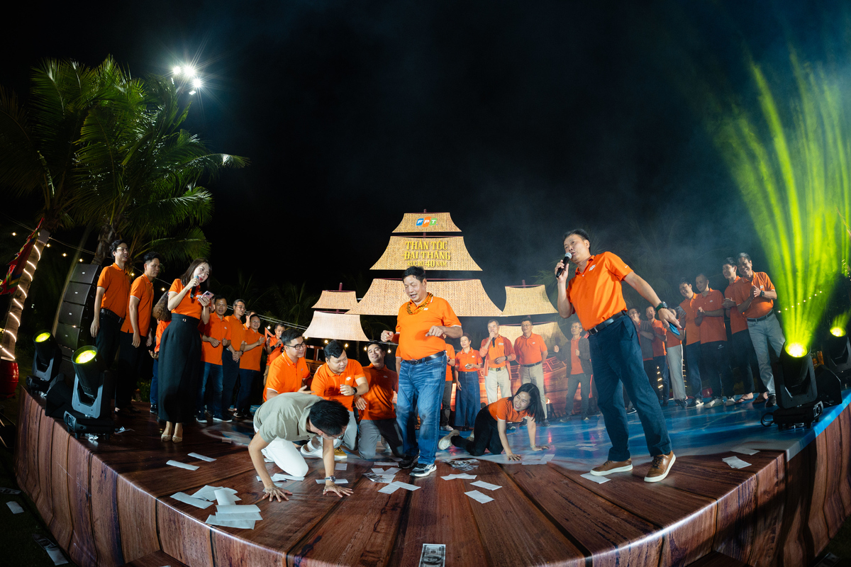 <p class="Normal" dir="ltr"> Trung đội D đã biến bài hò vốn quen thuộc trở thành phiên bản STCo mang đậm tinh thần nhà FPT, dí dỏm, thẳng thắn và đầy tinh thần “không gì là không thể”. Lời chế xoay quanh các thông điệp “chạy 5 GIGA”, “deal tỷ đô” và những thử thách đường dài của nhà FPT trong hành trình bứt phá toàn cầu.</p> <p class="Normal" dir="ltr"> Thành viên Ban giám khảo Đỗ Cao Bảo đánh giá tiết mục mang tính sáng tạo cao: “Tiết mục đã làm sống lại bài hò truyền thống một cách rất xuất sắc. Đặc biệt, ‘đạo cụ’ được mời lên sân khấu cũng ‘diễn’ rất đạt”. Anh dí dỏm chia sẻ thêm: “Tôi còn chờ lúc anh Tuấn đưa tay vào túi rút ra một tỷ USD trao cho anh Bình. Nếu làm được thế thì tiết mục thật sự quá xuất sắc”.</p>