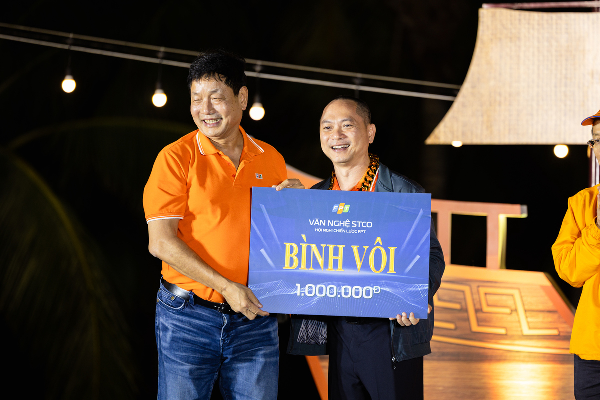 <p class="Normal" dir="ltr"> Không khí chương trình bùng nổ khi Ban tổ chức lần lượt công bố các giải thưởng Hội diễn STCo. Giải “Bình Vôi” được trao cho diễn viên Hoàng Trung Kiên - người hóa thân xuất sắc thành “Phú ông chống gậy” xuyên suốt tiết mục của Trung đội B “Bình Không Bình Bình”.</p>