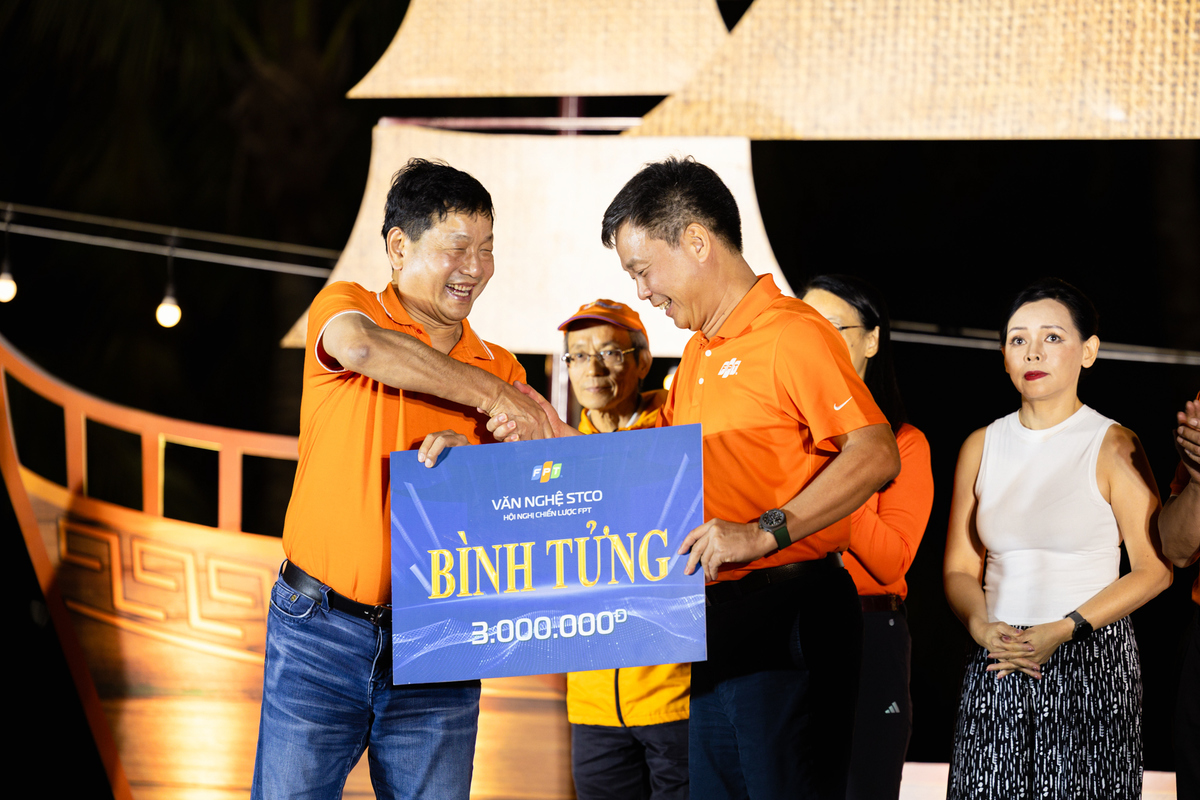 <p class="Normal" dir="ltr"> Tiếp nối là giải “Bình Tửng” thuộc về Trung đội D “BMW” của Trung đội trưởng Phạm Minh Tuấn trong tiết mục “Tỉ đô hò dô ta”. Giải Ba gọi tên đội B “Bình Không Bình Bình” với tiết mục “40 năm đại thắng”. Giải Nhì thuộc về đội C “Chiến Vô Lược” của nghệ sĩ Nguyễn Khắc Thành, với điểm số “cực kỳ sít sao”, chỉ kém đội vô địch trong gang tấc.</p>