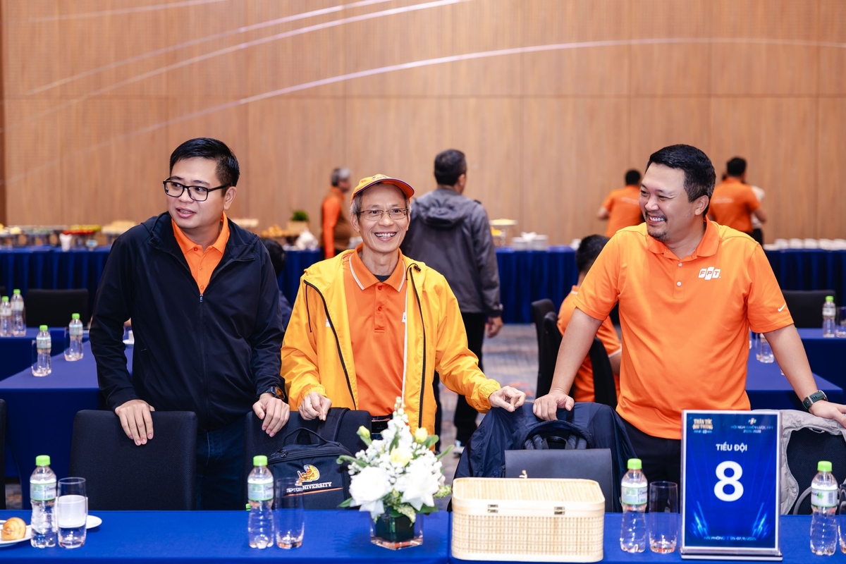 <p class="Normal" dir="ltr" style="text-align:justify;"> Sáng nay &lpar;7/11&rpar; là ngày làm việc thứ 3 của HNCL. Sau đêm nhạc STCo sáng tạo, sôi động, các đại biểu đã được nạp đầy năng lượng và tinh thần FPT để đến với phiên trình bày của 4 tiểu đội xuất sắc. Đây là các nhóm được Chủ tịch Trương Gia Bình đánh giá cao nhất trong phần giải bài tập chiến lược.</p> <p class="Normal" dir="ltr" style="text-align:justify;"> Trong phiên làm việc cuối, các giải thưởng gồm Giải Chiến lược và Giải Tiểu đội sẽ được trao, trước khi đến với nội dung Chủ điểm Chiến lược FPT, được trình bày bởi Giám đốc Công nghệ Vũ Anh Tú và Tổng Giám đốc Nguyễn Văn Khoa.</p>