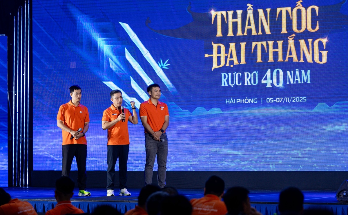 <p class="Normal" dir="ltr" style="text-align:justify;"> Trong phần trình bày của tiểu đội 7, anh Hoàng Việt Anh &lpar;nhà Viễn thông&rpar; - gửi gắm thông điệp về sự tiếp nối giữa truyền thống dân tộc và chiến lược phát triển FPT trong kỷ nguyên AI. Bài thuyết trình dẫn dắt từ hào khí Đông A và tinh thần sáng tạo của mùa xuân đại thắng 1975, để soi chiếu vào khát vọng vươn tầm của FPT hôm nay. Từ dòng chảy ấy, nhóm đúc kết năm yếu tố cốt lõi cho chiến lược mới: Trí - Đạo - Lực - Tâm - Hồn, tượng trưng cho tầm nhìn chiến lược, bản lĩnh lãnh đạo, sức mạnh hiệp đồng, trách nhiệm xã hội và bản sắc Việt - nền tảng giúp FPT hội nhập mà vẫn giữ hồn dân tộc.</p>