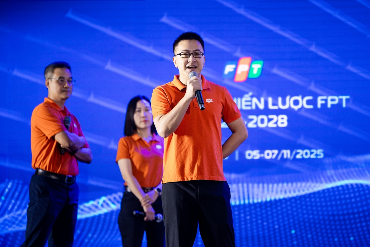 <p class="Normal" dir="ltr" style="text-align:justify;"> Bước lên sân khấu với phong thái tự tin, Tiểu đội 10 - gồm anh Chu Hùng Thắng &lpar;nhà Viễn thông&rpar; anh Trần Huy Bảo Giang &lpar;FPT Digital&rpar; và chị Phan Thị Thu Hà &lpar;FPT Smart Cloud&rpar; mở đầu phần trình bày bằng câu chuyện thú vị xoay quanh bài tập “đọc ba cuốn sách” trước hội thảo. Từ đó, nhóm rút ra được 3 từ khóa “Toàn dân”, “Thần tốc” và “Đếch biết gì cũng tiến”, và đề xuất “Chiến dịch AI Toàn dân” - một chương trình huy động toàn FPT cùng tham gia phát triển, ứng dụng và triển khai trí tuệ nhân tạo, lấy tốc độ làm kim chỉ nam.</p> <p class="Normal" dir="ltr" style="text-align:justify;"> “Chúng tôi chọn cách làm đơn giản, rõ người, rõ việc - giống như cách tổ chức quân đội. AI phải đi nhanh hơn, mạnh hơn và lan tỏa hơn, để không chỉ là câu chuyện của riêng FPT, mà trở thành chiến dịch của toàn dân”, anh Giang nhấn mạnh.</p>