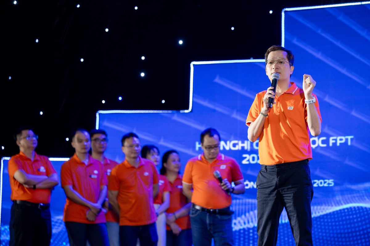 <p class="Normal" dir="ltr" style="text-align:justify;"> Đại diện Tiểu đội 11, anh Trần Đăng Hòa &lpar;FPT IS&rpar; kêu gọi FPT đặt ra những mục tiêu “leng keng” - táo bạo, truyền cảm hứng - để khơi dậy tinh thần sáng tạo.</p>