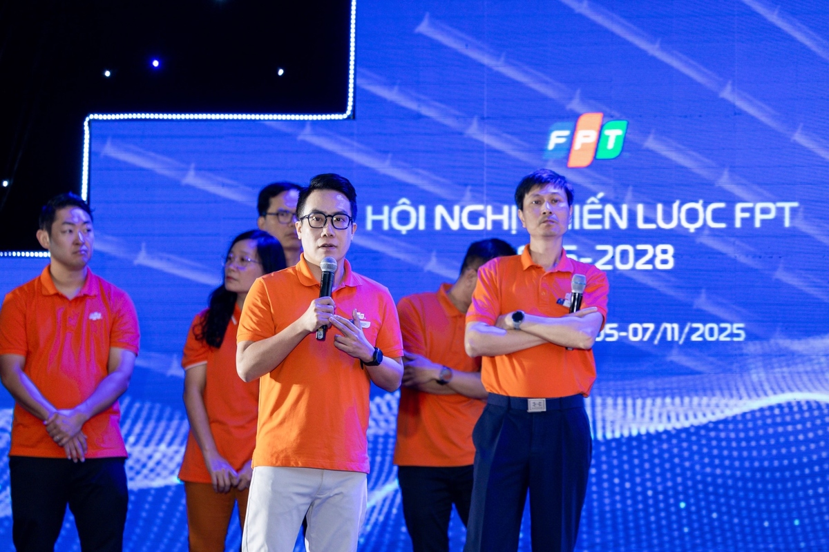 <p class="Normal" dir="ltr" style="text-align:justify;"> Tiểu đội 5 xuất hiện toàn bộ thành viên trên sân khấu, trình bày cô đọng, thẳng thắn về bài học rút ra từ ba đầu sách được giao và từ phần trao đổi của trung tướng Nguyễn Đức Soát. Nhóm khái quát “sợi chỉ đỏ” là tinh thần toàn dân, đồng lòng và quyết tâm, đồng thời chỉ ra sáu bài học trọng tâm: chiến tranh nhân dân; bản sắc văn hóa FPT; tinh thần quyết chiến - quyết thắng; kỷ luật; hiệp đồng tác chiến và khả năng nắm bắt, tạo thời cơ chiến lược. Từ đó, Tiểu đội 5 chỉ ra điểm nghẽn và đề xuất những giải pháp nhằm xóa bỏ hàng rào để FPT đạt được mục tiêu chiến lược.</p> <p class="Normal" dir="ltr" style="text-align:justify;"> Kết bài, nhóm 5 kêu gọi toàn FPT cùng “hiệp đồng chiến lược” với khẩu hiệu “FPT quyết chiến - Thần tốc transform - FPT đại thắng”.</p>