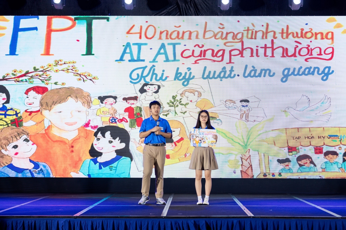 <p class="Normal" dir="ltr" style="text-align:justify;"> Mang đến Hội nghị một màu sắc đặc biệt, Tiểu đội 13 từ Trường Hy Vọng &lpar;Hope School&rpar; xuất hiện với sự dẫn dắt của Giám đốc Hoàng Quốc Quyền. Chủ đề trình bày của tiểu đội mang tên “FPT 40 năm bằng tình thương, AI AI cũng phi thường. Khi kỷ luật làm gương” - gói gọn trong 5 câu chuyện được kể lại qua giọng nói và nét vẽ của chính các em, minh chứng cho sức mạnh của tình yêu thương và kỷ luật, khi những điều tưởng chừng nhỏ bé lại có thể biến con người trở nên phi thường.</p> <p class="Normal" dir="ltr" style="text-align:justify;"> Khép lại phần trình bày, các em Trường Hy Vọng cùng Chủ tịch Trương Gia Bình đồng thanh hát vang ca khúc “Đoàn FPT”, gửi tặng như món quà tri ân tới “đại gia đình FPT” - nơi đã gieo mầm yêu thương, để từ đó những điều bình thường hóa thành phi thường.</p>