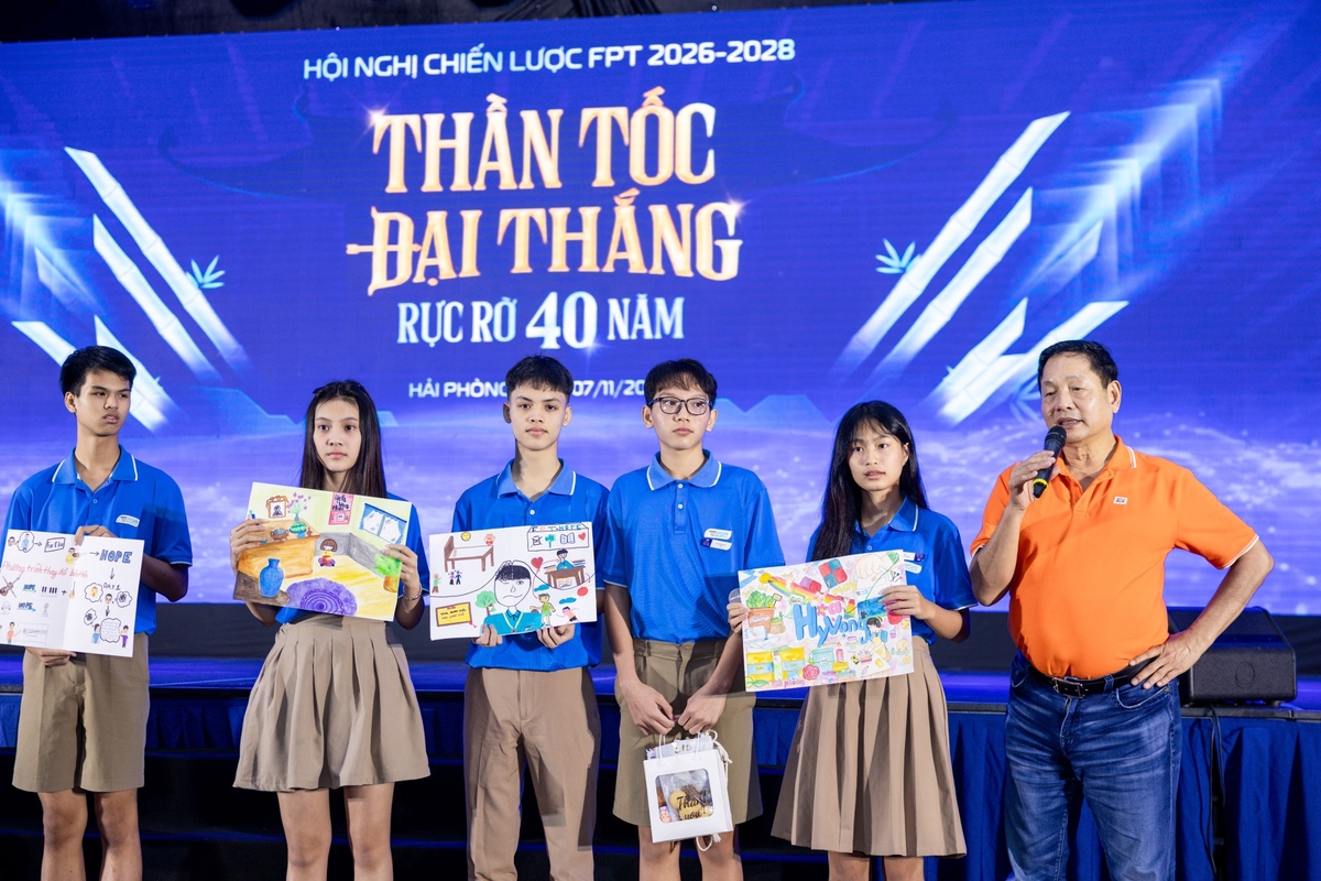 <p class="Normal" dir="ltr" style="text-align:justify;"> Sau phần trình bày xúc động của các em học sinh Trường Hy vọng &lpar;Hope&rpar;, Chủ tịch FPT Trương Gia Bình bước lên sân khấu, dành lời khen ngợi và chia sẻ sâu sắc tới những “người truyền cảm hứng nhỏ tuổi”. Anh Bình cho biết, hành trình của Hope là một chặng đường đầy vất vả, nhưng chứa đựng tình thương và nghị lực phi thường, giá trị khiến con người trưởng thành và đi lên.</p> <p class="Normal" dir="ltr" style="text-align:justify;"> Chủ tịch Trương Gia Bình nói, trong cuộc đời mỗi người, dù ở bất kỳ công việc hay hoàn cảnh nào, động lực giúp ta vượt qua khó khăn luôn đến từ tình yêu thương, từ khát vọng làm hết mình bằng cả trái tim và khối óc. “Đó chính là thông điệp mà các em Hope mang đến cho Hội nghị Chiến lược hôm nay. Chúng ta càng yêu thương nhau hơn, chăm sóc nhau hơn, cùng nhau đi xa hơn để chinh phục những đỉnh cao mới”, anh xúc động chia sẻ.</p>