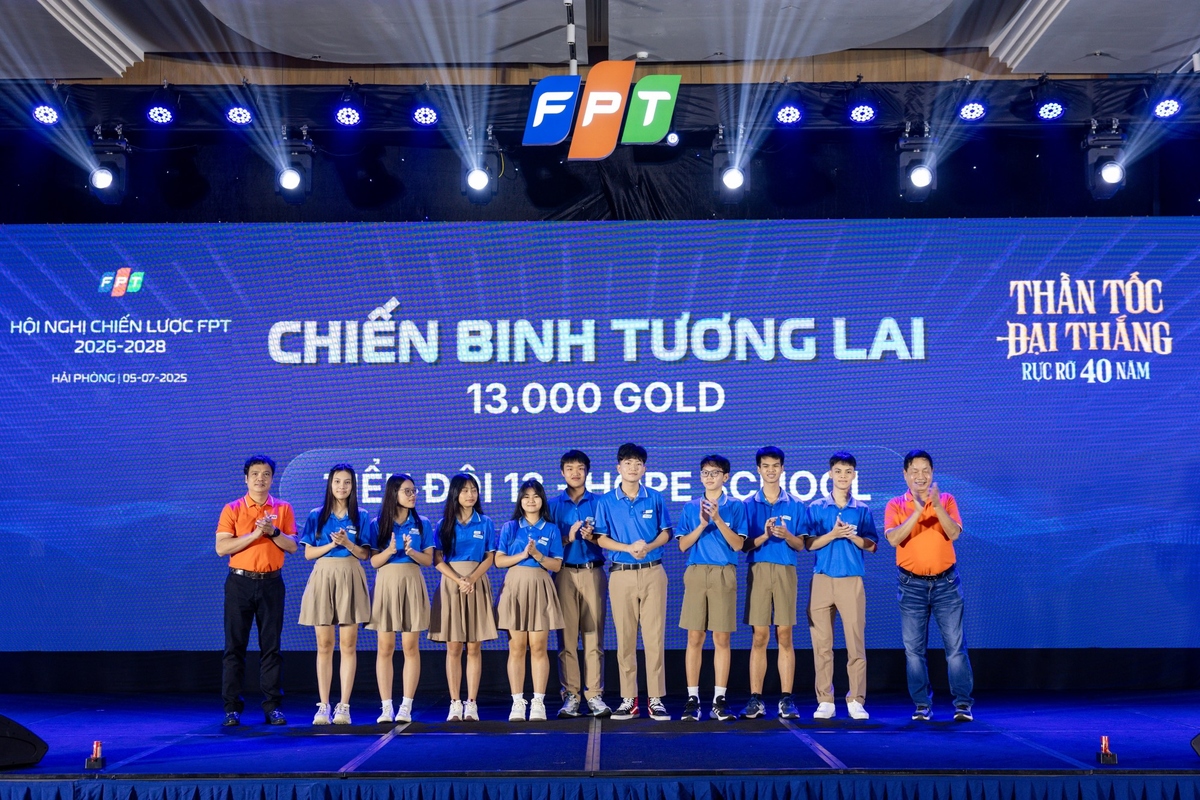 <p class="Normal" dir="ltr" style="text-align:justify;"> Song song đó, phần trao giải Tiểu đội mang đến nhiều cảm xúc, ghi nhận sự sáng tạo, trí tuệ và tinh thần đồng đội của các thành viên tham gia.</p> <p class="Normal" dir="ltr" style="text-align:justify;"> Mở đầu là giải Sách Lược Khai Minh, giải thưởng do Chủ tịch FPT quyết định, dành cho đội thể hiện tốt nhất yêu cầu đề bài trước hội nghị, thuộc về Tiểu đội 7.</p> <p class="Normal" dir="ltr" style="text-align:justify;"> Đặc biệt, Tiểu đội 13 - đại diện Trường Hy Vọng &lpar;Hope&rpar; được xướng tên với giải Chiến Binh Tương Lai, phần thưởng 13.000 gold, là sự ghi nhận tinh thần tự giác, tự tin và đầy cảm xúc mà các em học sinh mang đến hội nghị năm nay.</p>