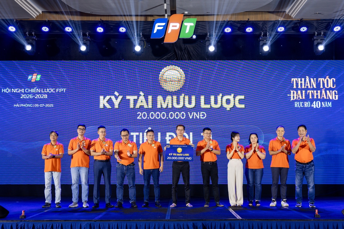 <p class="Normal" dir="ltr" style="text-align:justify;"> Ở nhóm giải chính, giải Hào khí Tiên phong thuộc về Tiểu đội 7 và giải Tinh Anh Minh Triết được trao cho Tiểu đội 5 nhờ phần trình bày logic, sâu sắc và sáng tạo. Đỉnh cao của giải thưởng, Kỳ tài Mưu lược được anh Trương Gia Bình trao cho Tiểu đội 11, đơn vị thể hiện xuất sắc cả về tư duy chiến lược lẫn sức thuyết phục trong phần thể hiện.</p> <p class="Normal" dir="ltr" style="text-align:justify;"> Mỗi tiểu đội, dù kết quả khác nhau, đều để lại dấu ấn riêng - những huy chương danh giá như lời ghi nhận cho sự nỗ lực, tâm huyết và tinh thần không ngừng học hỏi trong hành trình “khai mở trí tuệ - đồng hành chiến lược” của Hội nghị năm nay.</p>