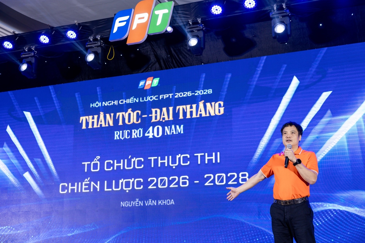 <p class="Normal" dir="ltr" style="text-align:justify;"> Không khí hội trường đọng lại với phần chia sẻ về Định hướng thực thi chiến lược 2026-2028 của Tổng Giám đốc Nguyễn Văn Khoa. Mở đầu bài trình bày, anh nhấn mạnh: FPT đang ở bước ngoặt lịch sử, quyết định vị thế của Tập đoàn trong kỷ nguyên AI, dữ liệu, bán dẫn và điện toán lượng tử. Anh kêu gọi toàn thể lãnh đạo và CBNV “khởi nghiệp lại chính mình”, phá vỡ mọi điểm nghẽn nội tại, hợp lực giữa các đơn vị để không bỏ lỡ cơ hội bứt phá.</p> <p class="Normal" dir="ltr" style="text-align:justify;"> Kết thúc bài phát biểu, anh Khoa gửi thông điệp hiệu triệu toàn Tập đoàn bằng bốn từ ngắn gọn nhưng vang dội: “Kỷ luật - Đột phá - Thần tốc - Đại thắng.”</p>
