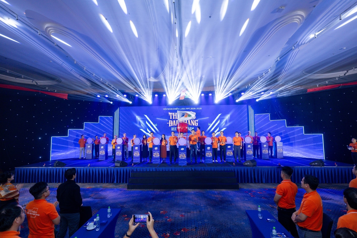 <p class="Normal" style="text-align:justify;"> Không khí tại khán phòng lắng lại khi toàn thể đại biểu cùng hướng về khoảnh khắc quan trọng nhất - thời khắc đánh dấu một kỳ Hội nghị Chiến lược đầy cảm xúc, quyết tâm và tự hào. Trên sân khấu, mặt trống đồng phát sáng, biểu tượng cho sức mạnh đoàn kết và ý chí của “đoàn quân thiện chiến FPT”. Trong tiếng trống rền vang, Chủ tịch Trương Gia Bình trao ngọn cờ “Quyết chiến - Quyết thắng” cho Tổng Giám đốc Nguyễn Văn Khoa, thể hiện niềm tin, trách nhiệm và khát vọng hành động của các thế hệ lãnh đạo. Nghi thức đánh trống xung trận được cử hành trong tiếng hô vang của toàn thể “binh sĩ FPT” đồng loạt đứng dậy, tạo nên hình ảnh hùng tráng, tiếp lửa cho hành trình mới.</p>