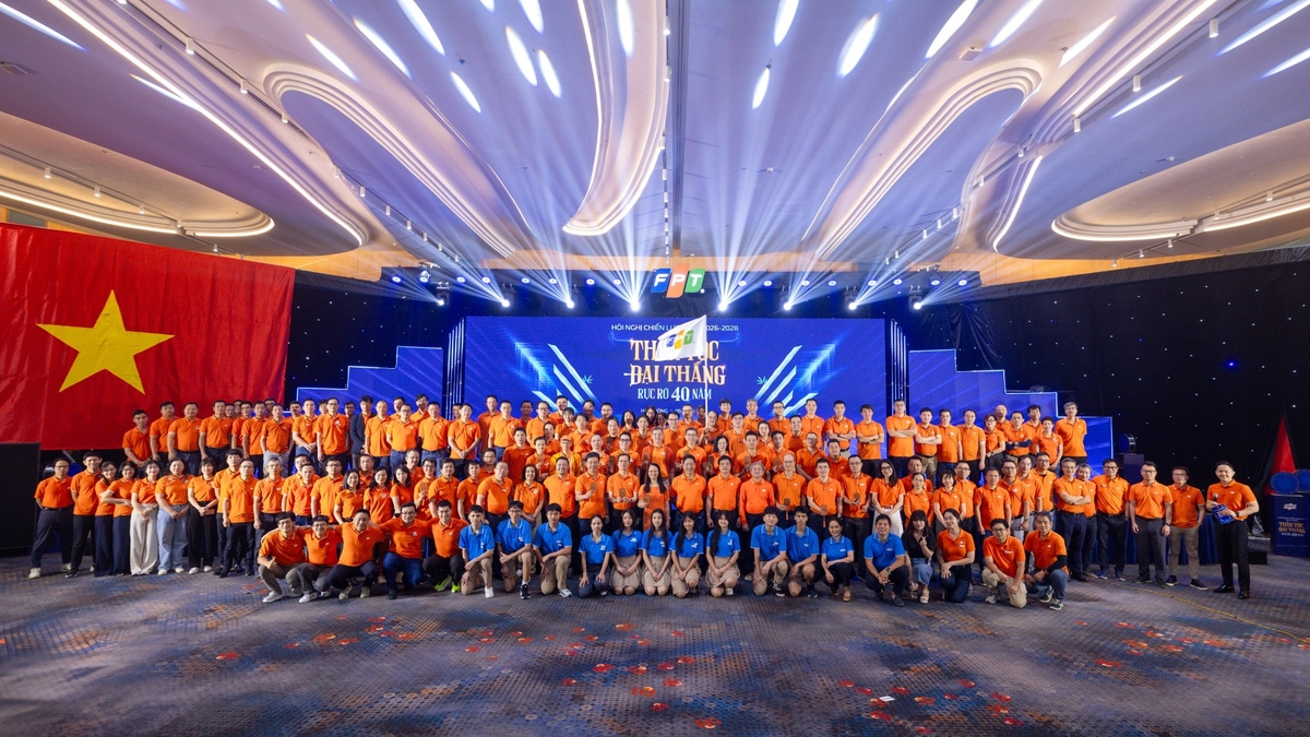 <p class="Normal" dir="ltr" style="text-align:justify;"> Khoảnh khắc quốc kỳ Việt Nam xuất hiện cùng khẩu hiệu thép của FPT đã khép lại mùa Hội nghị Chiến lược trong không khí thiêng liêng và tự hào.</p> <p class="Normal" dir="ltr" style="text-align:justify;"> Những người FPT trí tuệ, bản lĩnh và yêu nước đang sẵn sàng tiến vào giai đoạn mới: Thần tốc, Đại thắng, Rực rỡ 40 năm.</p>