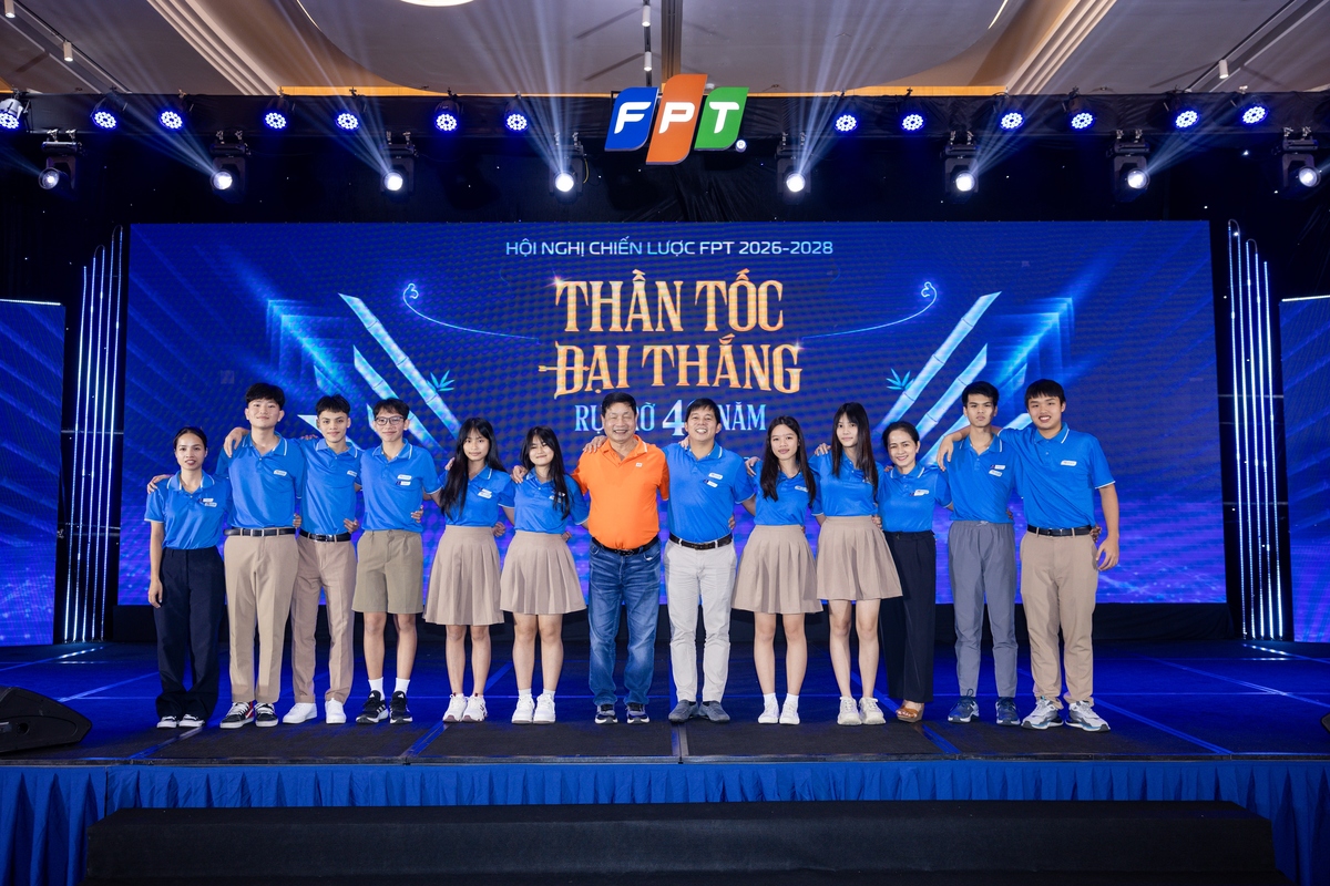 <p class="Normal" style="text-align:justify;"> Lần đầu tiên góp mặt tại Hội nghị Chiến lược FPT 2026-2028, 9 em học sinh Trường Hy Vọng đã cùng hòa mình vào hành trình 3 ngày ý nghĩa. Các em được tham gia đầy đủ các hoạt động: giao lưu cùng các lãnh đạo, thi đấu thể thao, biểu diễn văn nghệ tại Đêm nhạc STCo, và đặc biệt là trình bày trước hàng trăm lãnh đạo FPT trong phiên làm việc chính của Hội nghị.</p> <p class="Normal" style="text-align:justify;"> Mỗi em là đại diện cho một trung đội của trường, mang câu chuyện, lời tri ân và cả sản phẩm thủ công tới các “cô chú FPT”, những người đã cùng nuôi dưỡng và chắp cánh cho hành trình trưởng thành của các em.</p>