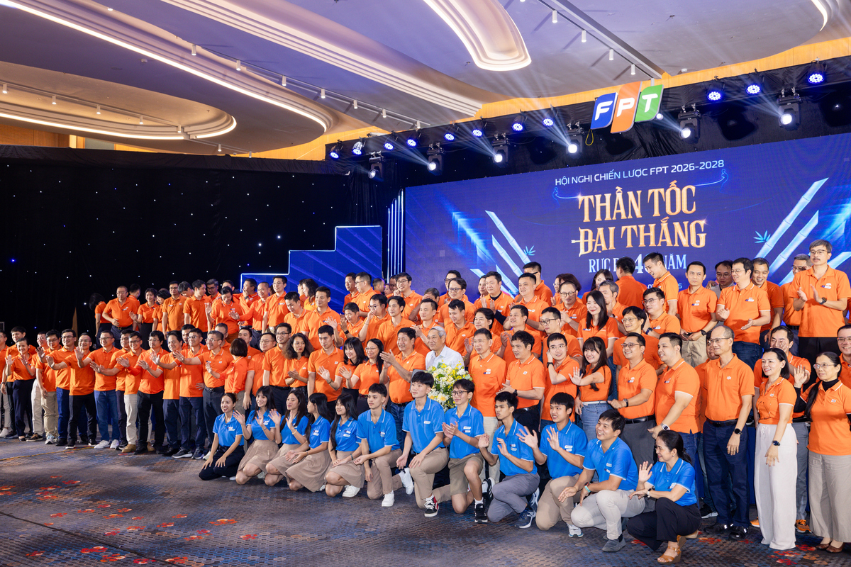 <p class="Normal" style="text-align:justify;"> Các em học sinh Trường Hy vọng đã mang tới mùa Hội nghị Chiến lược năm nay một màu sắc mới và lời gửi gắm từ tình yêu thương. Mỗi ánh mắt, nụ cười của các em là minh chứng cho giá trị mà FPT đã dựng xây tại mái trường Hy vọng. Và niềm tin các em luôn mang trong mình, cũng là thông điệp gửi gắm tới toàn bộ đại biểu tham dự tại Hội nghị: “FPT của 40 năm tiếp tục xây bằng tình thương. Ai ai cũng phi thường, khi lấy kỷ luật làm gương”.</p>