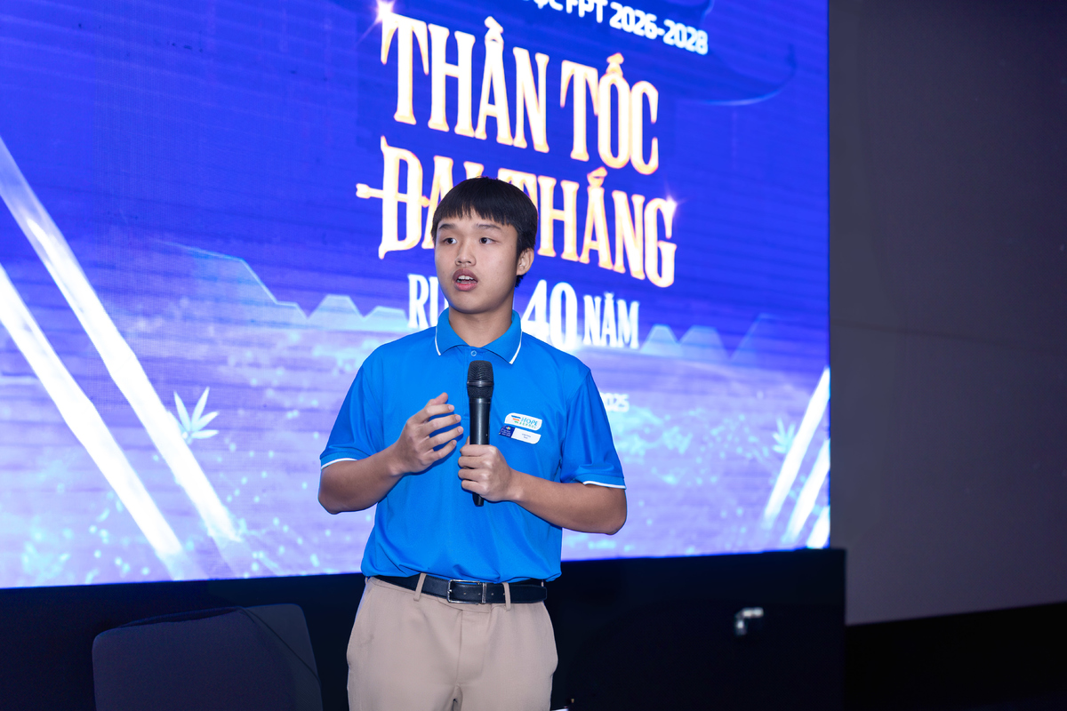 <p class="Normal" style="text-align:justify;"> Em Võ Bá Thông đã mạnh dạn đặt câu hỏi về tình đồng đội, đồng chí của người lính năm xưa. Câu hỏi hồn nhiên nhưng chân thành ấy đã khiến khán phòng lắng lại, mở ra câu chuyện đầy xúc động của vị tướng về tình nghĩa và lòng dũng cảm giữa thời bom đạn, bài học sống động về giá trị “đồng đội” mà FPT luôn trân trọng.</p>