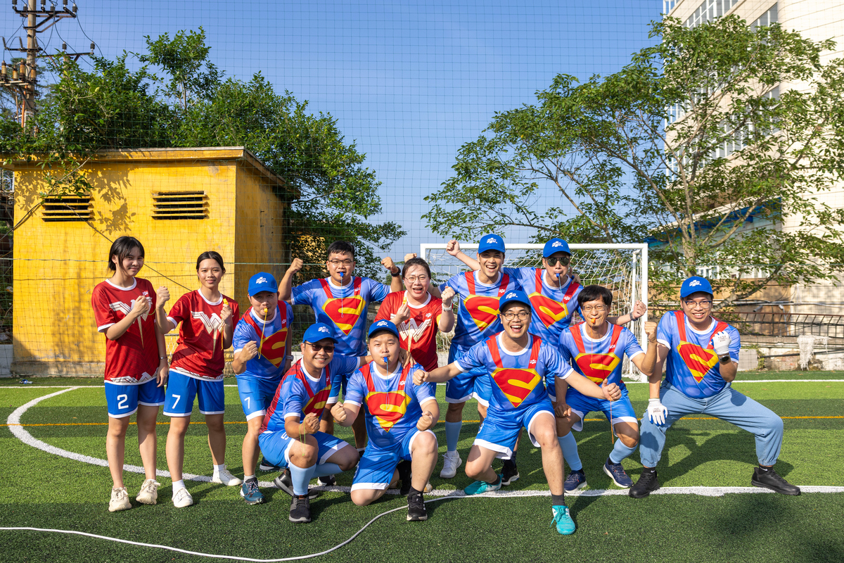 <p class="Normal" style="text-align:justify;"> Không kém phần sôi nổi, các em Ngọc Hân và Khánh Vy tham gia đội Superman trong bộ môn kéo co - thử thách đòi hỏi sức mạnh và tinh thần đoàn kết. Dưới nắng chiều, những “chiến binh nhỏ” đã cùng các cô chú FPT kéo dây hết mình, góp phần giúp đội Superman giành ngôi vô địch của nội dung này. Những tiếng cười, cái nắm tay và niềm tự hào khi chiến thắng là trải nghiệm không thể quên của các em.</p>