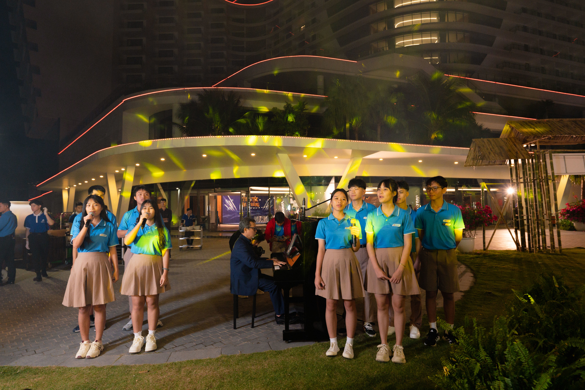 <p class="Normal" style="text-align:justify;"> Đêm nhạc STCo FPT được mở màn bằng tiết mục đặc biệt của các học sinh Trường Hy Vọng cùng nhạc sĩ Lưu Hà An. Liên khúc “Đi học”, “Đưa cơm cho mẹ đi cày”, “Niềm vui của em” và “Hạt gạo làng ta” vang lên trong trẻo, trong không gian rực sáng ánh đèn. Những giai điệu quen thuộc bỗng trở nên xúc động hơn khi được cất lên bởi những giọng ca nhỏ bé, gửi gắm lòng biết ơn tới những người FPT đã đem đến cho các em cơ hội được đến trường, được yêu thương và trưởng thành.</p>