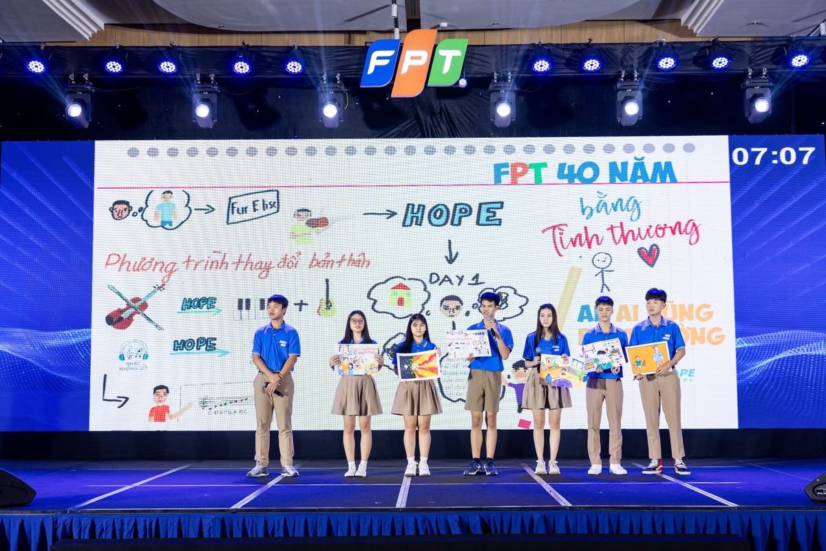 <p class="Normal"> Trong phiên làm việc thứ 3 của Hội nghị Chiến lược FPT 2026-2028, các học sinh Hope bước lên sân khấu, trình bày bài chia sẻ “FPT 40 năm bằng tình thương, AI AI cũng phi thường. Khi kỷ luật làm gương”. Lần lượt các em Phạm Thị Phương Uyên, Nguyễn Văn Nhật Quang, Lê Nguyễn Ngọc Hân, Châu Thuần Phong, Trà Nhật Nam kể lại những câu chuyện về hành trình vượt qua tổn thương, tìm lại niềm tin và nghị lực sống dưới mái nhà Hope. Mỗi lời nói mộc mạc, mỗi ánh mắt tự tin của các em khiến khán phòng lặng đi vì xúc động.</p>