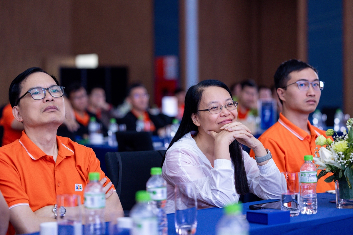 <p class="Normal" style="text-align:justify;"> Ba em Ngọc Hân, Châu Thuần Phong và Trà Nhật Nam nối tiếp chia sẻ những mảnh ghép đầy xúc động. Hân kể về ký ức “núp sau bàn thờ ông ngoại để khóc” và hành trình tìm lại niềm vui khi được chị cùng phòng đút cho ăn cơm - khởi đầu cho sự đổi thay trong trái tim nhỏ bé. Phong kể về quãng thời gian trầm cảm, “nằm trên giường 23 tiếng mỗi ngày”, và cách Hope giúp em lấy lại kỷ luật, tình yêu bản thân, học giỏi và có lý tưởng sống. Nam kể về hai lần tìm đến cái chết sau khi mẹ mất, nhưng rồi nhờ Hope, em đã tìm lại được niềm tin và trở thành học sinh giỏi. Một “đứa trẻ vô vọng” nay đã đầy hy vọng.</p>