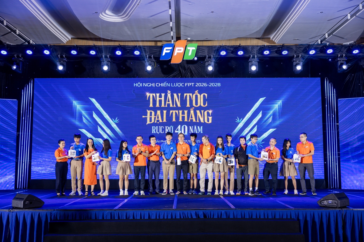 <p class="Normal" style="text-align:justify;"> Kết thúc phần trình bày đầy cảm xúc, Nguyễn Thanh Trúc và Huỳnh Quang Minh thay mặt tiểu đội 13 giới thiệu những sản phẩm thủ công do chính tay các bạn Hope tạo nên: chậu sen đá tái chế đạt giải Đồng quốc tế, túi vải in tranh vẽ của các trung đội, xà bông, nến thơm, bánh quy... được sản xuất trong các CLB Trường Hy vọng. “Mỗi sản phẩm là một câu chuyện và là món quà tri ân gửi đến các cô chú FPT”. các em chia sẻ.<br /> Kết lại, các em khép lại phần trình bày bằng lời tri ân: “FPT là gia đình, Hope là nhà, Hoper là anh em. Chúng con cảm ơn các cô chú đã làm việc chăm chỉ để bước tiếp hành trình hy vọng cho chúng con”.</p>