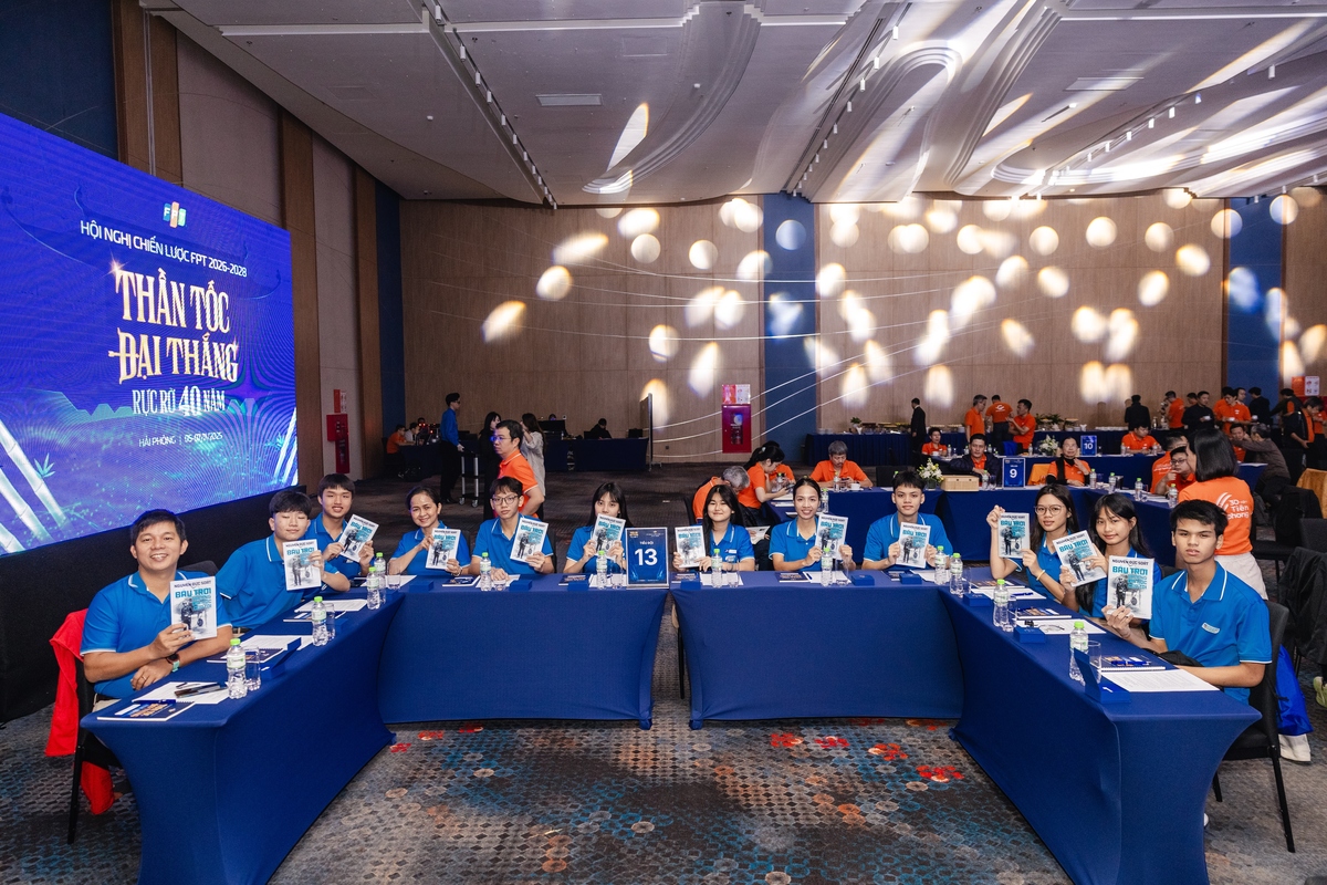 <p> Tại phiên Leader Talk, các học sinh Hope lắng nghe và giao lưu cùng Trung tướng Nguyễn Đức Soát, Anh hùng Lực lượng vũ trang nhân dân, người đã sáu lần bắn rơi máy bay trong cuộc chiến bảo vệ tổ quốc.</p>