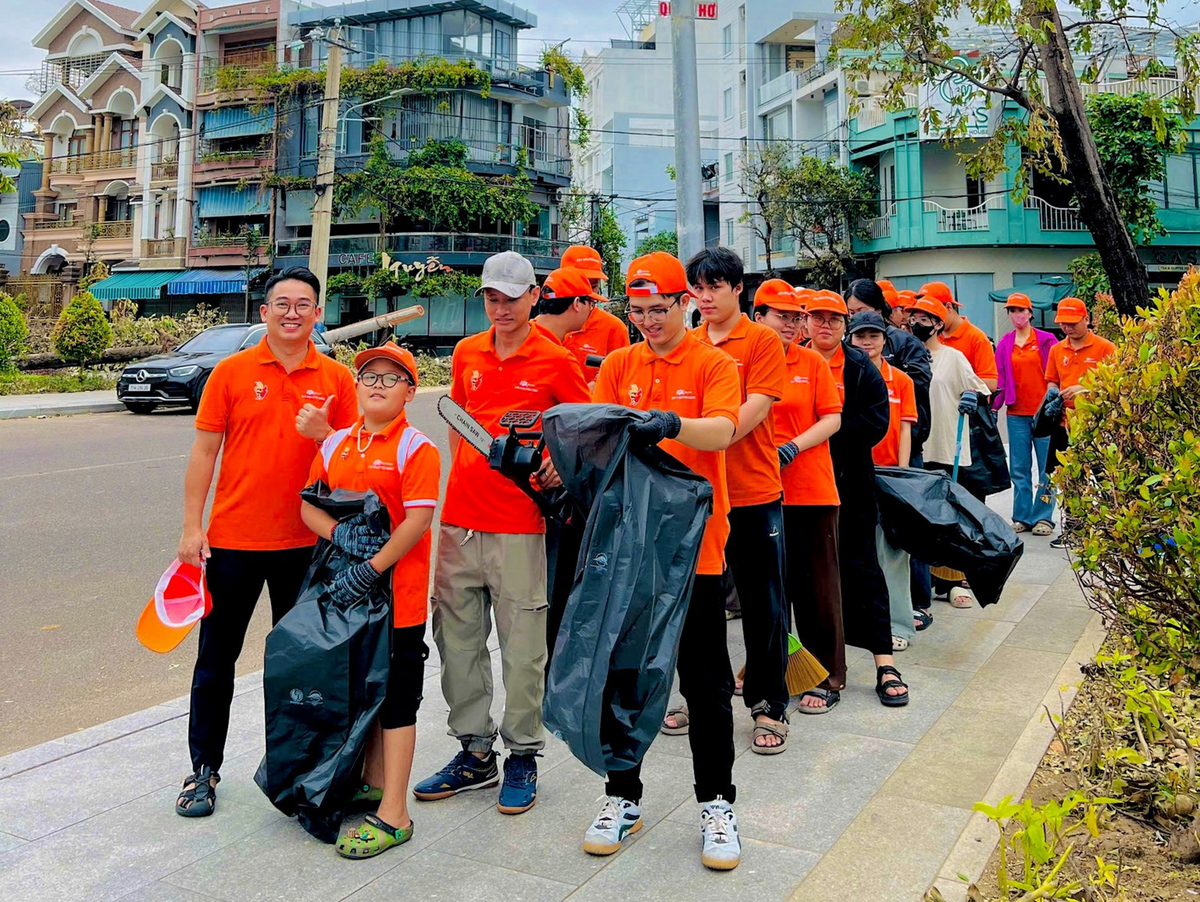 <p> Ngay từ sáng sớm, hơn 45 sinh viên và giảng viên FPT Polytechnic Quy Nhơn đã tập trung tại tuyến đường ven biển - khu vực chịu ảnh hưởng nặng sau bão số 13. Sau khi phân chia nhóm và nhận dụng cụ, cả đoàn nhanh chóng bắt tay vào nhiệm vụ: gom rác, cắt tỉa cành cây gãy đổ và trả lại mặt bằng an toàn cho người dân di chuyển.</p>