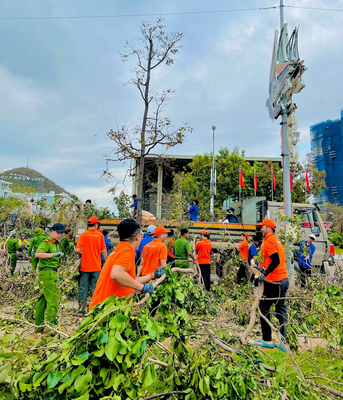 <p> Các đội chia thành từng tổ 5-7 người, phối hợp cùng lực lượng đoàn thanh niên, lực lượng công an... bắt tay vào dọn dẹp . Người khiêng bao rác, người cầm chổi quét, người thu gom cành lá, tất cả trong nhịp hối hả.</p>