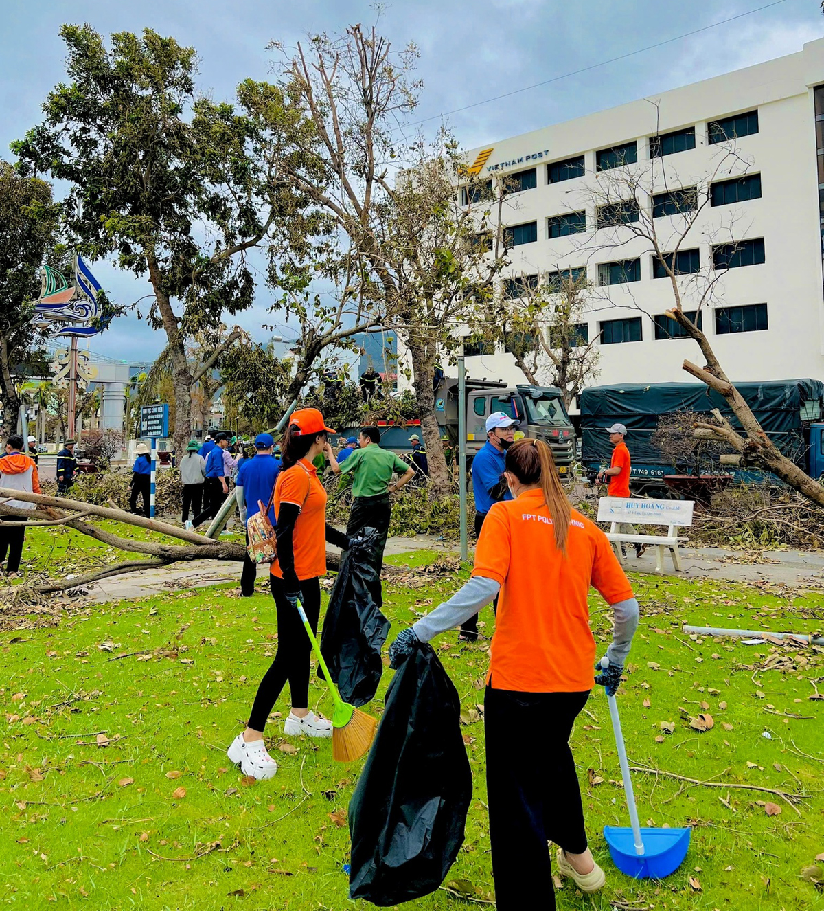 <p> Tại các bãi cỏ và khu vực công viên trung tâm, nhóm sinh viên kiên trì nhặt từng cành cây nhỏ, gom từng chiếc lá bị gió cuốn. Công việc tưởng chừng đơn giản nhưng đòi hỏi sự tỉ mỉ và kiên nhẫn rất lớn. </p>