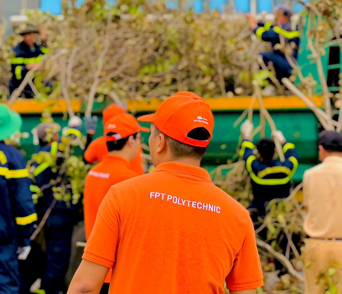 <p class="Normal"> Trước đó, FPT Polytechnic cũng đã chủ động triển khai công tác ứng phó và khắc phục hậu quả bão. Ngay khi bão tan, nhà trường nhanh chóng tổ chức dọn dẹp khuôn viên, khôi phục cơ sở vật chất để sẵn sàng đón sinh viên trở lại học tập. Sau khi cơ sở ổn định, thầy và trò tiếp tục phát động phong trào chung tay ra quân làm sạch phố phường, góp phần trả lại cảnh quan đô thị, ổn định đời sống.</p>