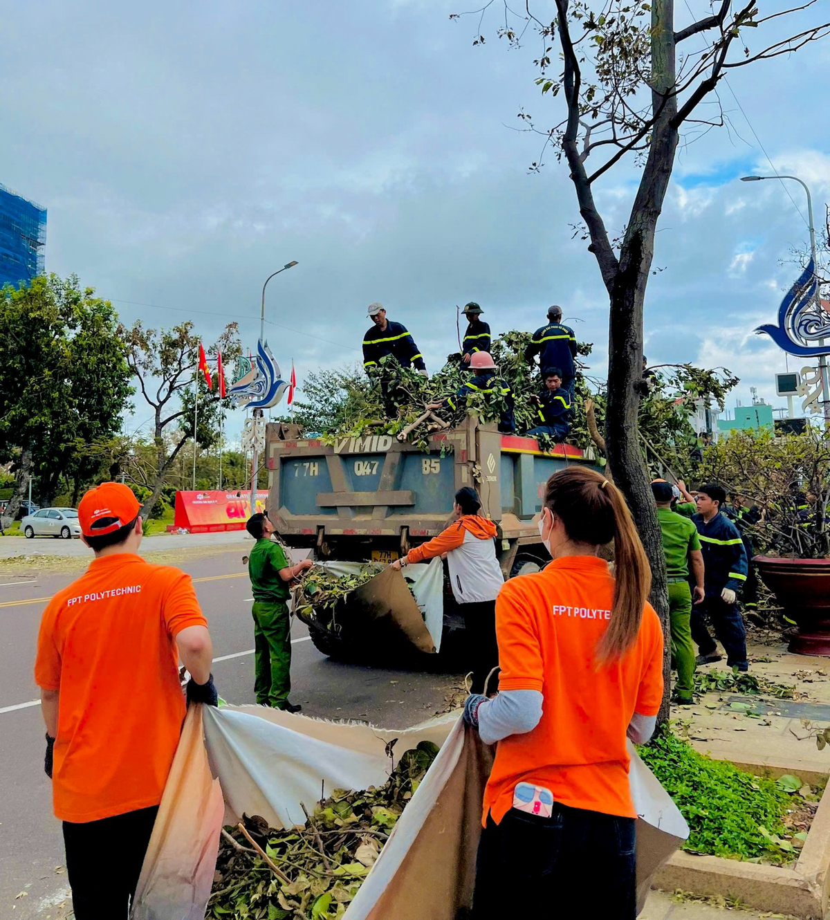 <p> Màu áo cam FPT còn mang đến năng lượng tích cực cho chiến dịch, vừa làm vừa động viên nhau, thi đua xem đội nào làm sạch nhanh hơn. </p>