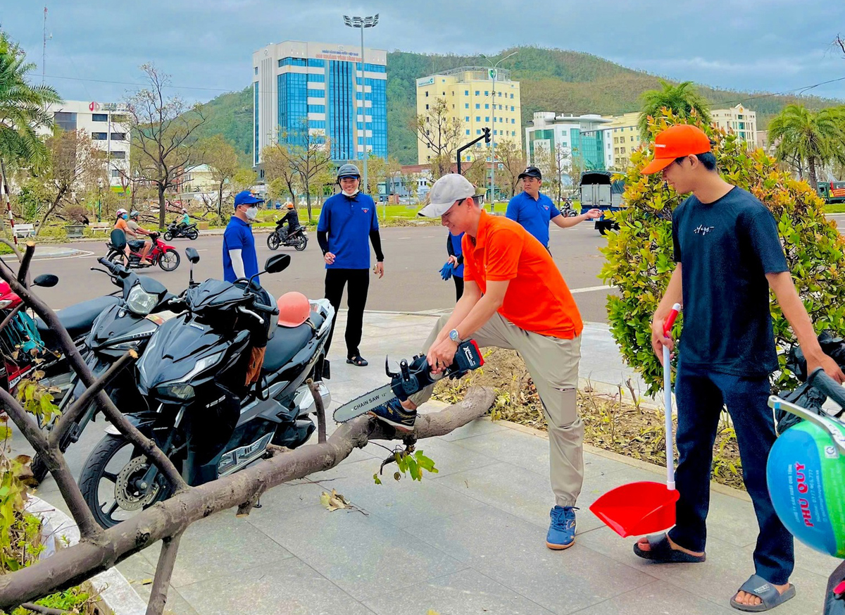 <p class="Normal"> Ở những khu vực cây lớn bị quật đổ, thầy trò FPT phối hợp cùng công an và lực lượng đô thị để cưa cành, vận chuyển lên xe chuyên dụng. <em>Trong ảnh: thầy Lê Hữu Quốc Toản, giảng viên FPT Polytechnic Quy Nhơn, đang chuẩn bị cưa cây bị gãy đổ.</em></p>