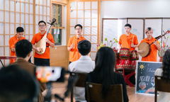 Sinh viên FPT 'không chuyên nhưng dám chơi', hòa tấu nhạc cụ truyền thống tri ân thầy cô