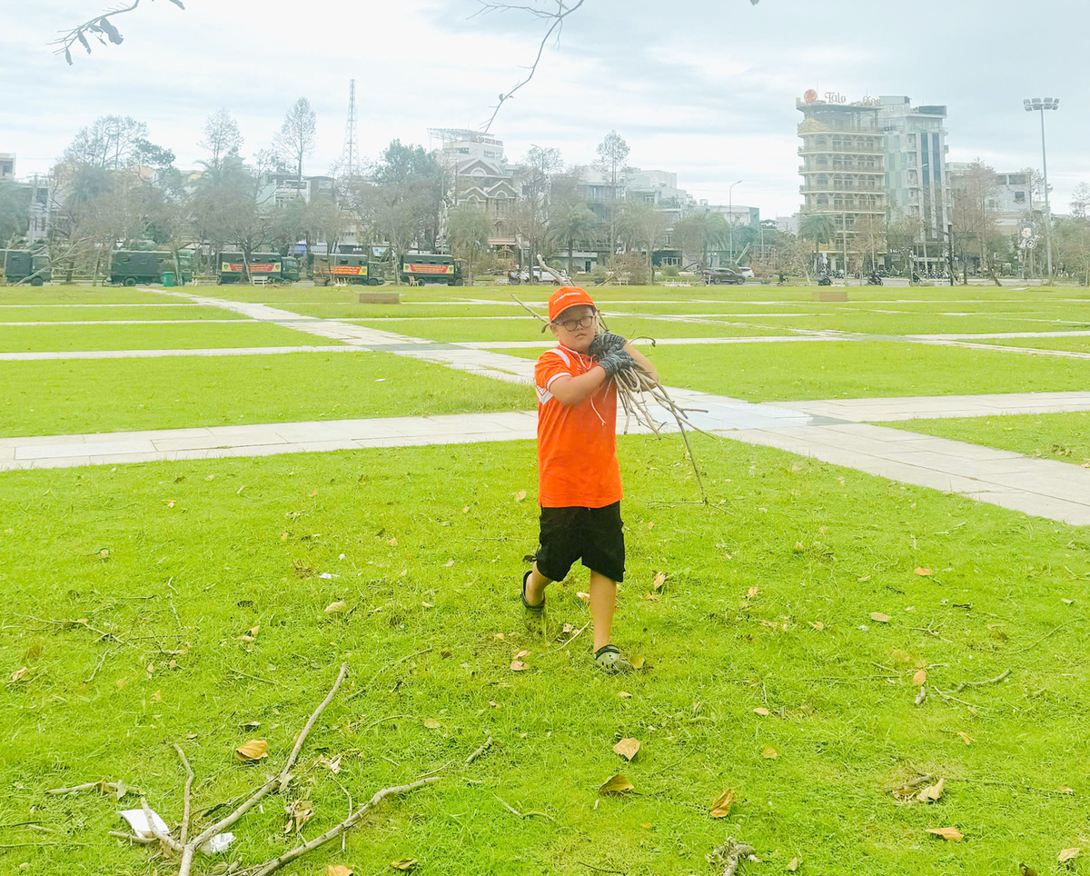 <p> FPT Small Nguyễn Khải Minh cũng được bố mẹ đưa đến tham gia hoạt động dọn dẹp phố phường, theo tinh thần "tuổi nhỏ làm việc nhỏ".</p>