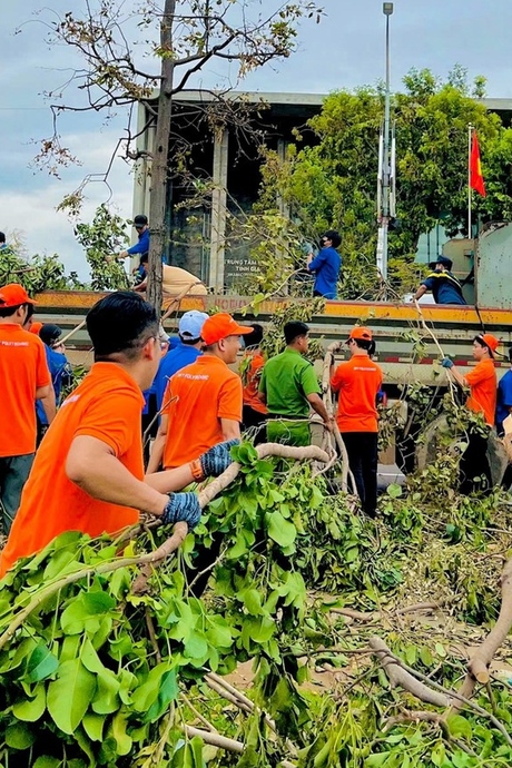 Thầy trò nhà FPT chung tay làm sạch đường phố sau bão số 13
