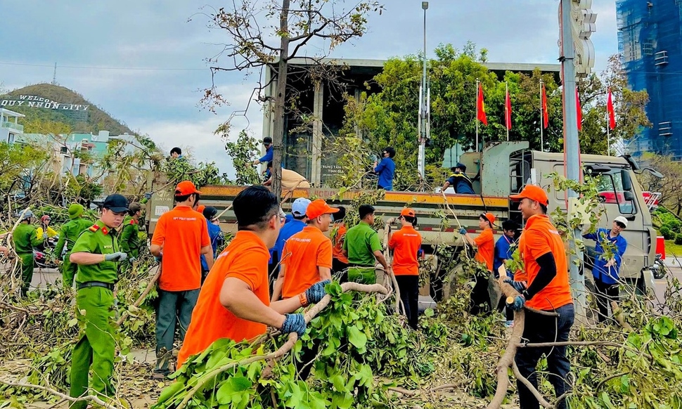 Thầy trò nhà FPT chung tay làm sạch đường phố sau bão số 13