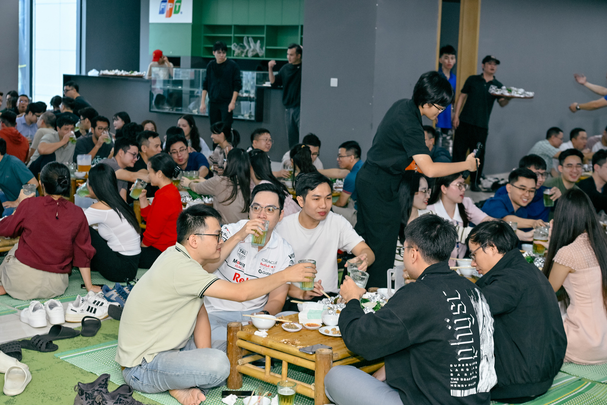 <p class="Normal" dir="ltr"> Đặc biệt, một bữa tiệc đầy bia với phần giao lưu có sự góp mặt của các lãnh đạo, những màn “bắt kéo” ngẫu hứng, những cái cụng ly rộn ràng đã tạo nên một Men’s Day đầy gắn kết. Tại TP HCM và Đà Nẵng, chương trình cũng không kém phần náo nhiệt. Anh em được tặng quà thiết thực, cà phê và nhận lời chúc từ các chị em đồng nghiệp.</p>