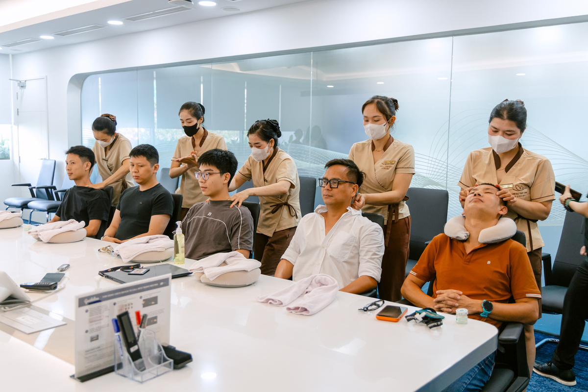 <p class="Normal" dir="ltr"> Tại FPT Software, Men’s Day 2025 cũng được tổ chức đồng loạt tại nhiều campus và văn phòng trong và ngoài nước, thu hút đông đảo cán bộ nhân viên tham gia. Các hoạt động rộn ràng với minigame, check-in nhận quà và nhiều món ngon, trở thành điểm hẹn sôi động dành cho anh em. “Đằng trai” nhà Phần mềm FPT được một ngày vui chơi, chiều chuộng hết nấc.</p>