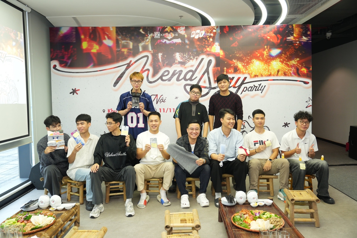 <p class="Normal"> Tại FPT Online, khác với mọi năm sẽ tổ chức các trò chơi tập thể, tặng quà cho anh em thì đơn vị quyết định chơi lớn, tổ chức “nhậu” 2 miền, với tên gọi Men’s Say - Không say không về.</p>