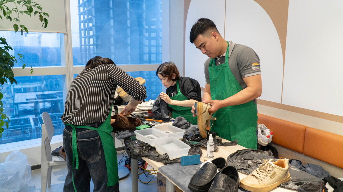 <p class="Normal" dir="ltr"> <span>Tại Hà Nội, anh em được thưởng thức cà phê miễn phí, vệ sinh giày tận nơi và thử sức với boothgame “Thợ săn tâm điểm”, cùng hàng nghìn quà tặng hấp dẫn. </span>Trong khi đó, anh em ở Đà Nẵng có một buổi chiều thư giãn cùng minigame, teabreak kết nối và voucher cắt tóc miễn phí. Không khí sôi nổi cũng lan tỏa đến TP.HCM với khu vực phục vụ cà phê, cùng không gian tranh tài qua các tựa game cổ điển.</p>